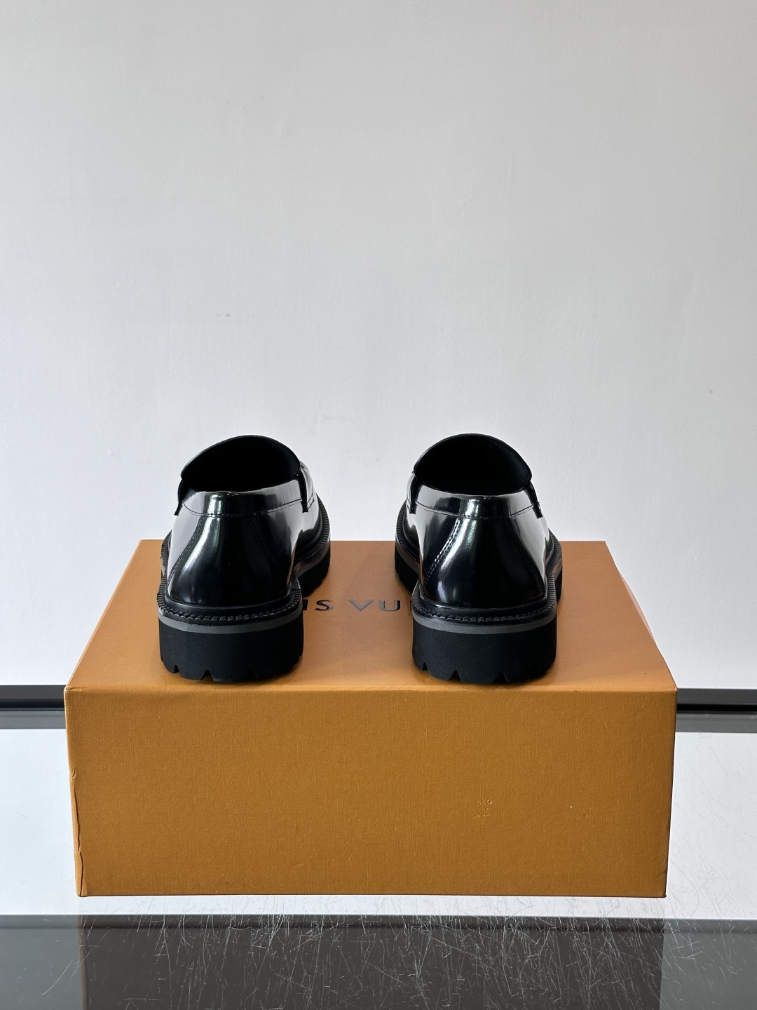 ✨LV Monogram乐福鞋，经典牛皮+压花图案，品牌辨识度超高！厚底橡胶设计，穿着舒适又耐磨，通勤休