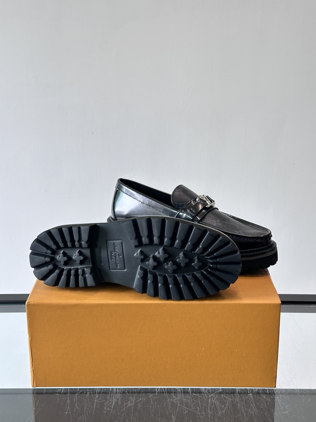 ✨LV Monogram乐福鞋，经典牛皮+压花图案，品牌辨识度超高！厚底橡胶设计，穿着舒适又耐磨，通勤休