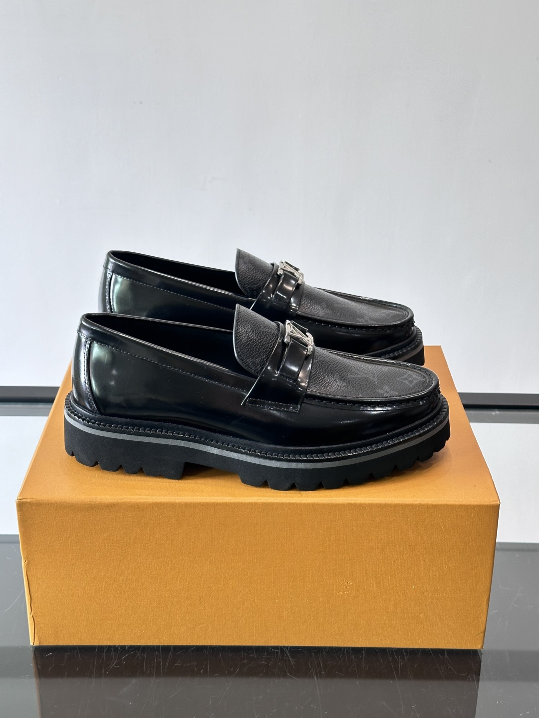 ✨LV Monogram乐福鞋，经典牛皮+压花图案，品牌辨识度超高！厚底橡胶设计，穿着舒适又耐磨，通勤休