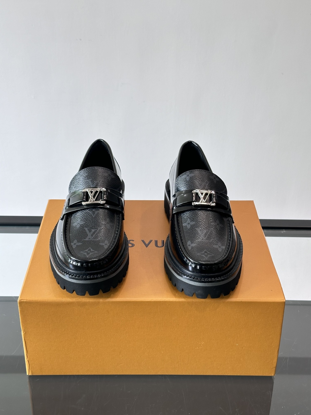 ✨LV Monogram乐福鞋，经典牛皮+压花图案，品牌辨识度超高！厚底橡胶设计，穿着舒适又耐磨，通勤休