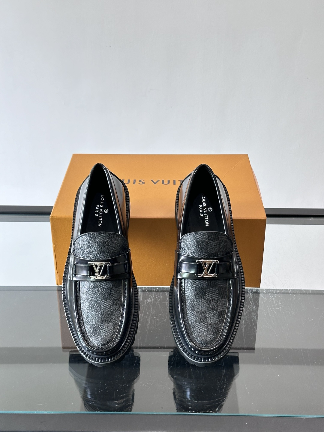 ✨LV Monogram乐福鞋，经典牛皮+压花图案，品牌辨识度超高！厚底橡胶设计，穿着舒适又耐磨，通勤休