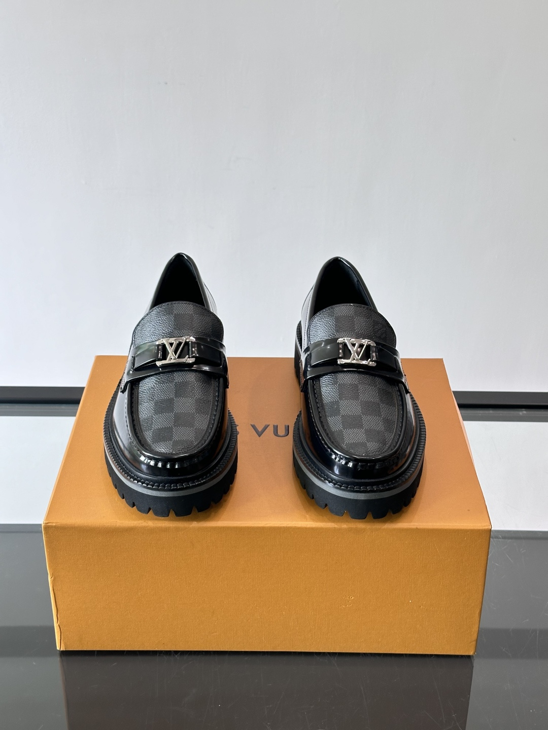 ✨LV Monogram乐福鞋，经典牛皮+压花图案，品牌辨识度超高！厚底橡胶设计，穿着舒适又耐磨，通勤休