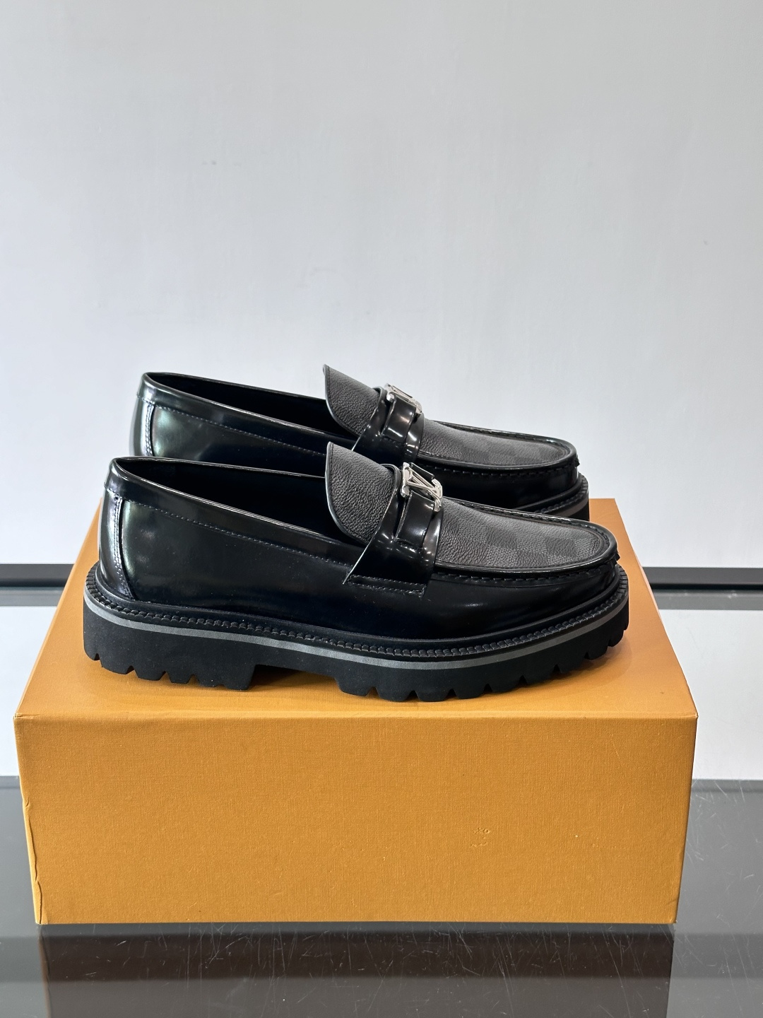 ✨LV Monogram乐福鞋，经典牛皮+压花图案，品牌辨识度超高！厚底橡胶设计，穿着舒适又耐磨，通勤休