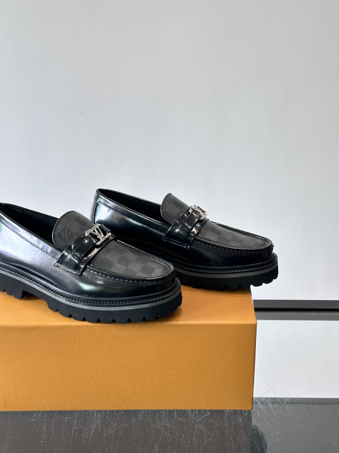 ✨LV Monogram乐福鞋，经典牛皮+压花图案，品牌辨识度超高！厚底橡胶设计，穿着舒适又耐磨，通勤休