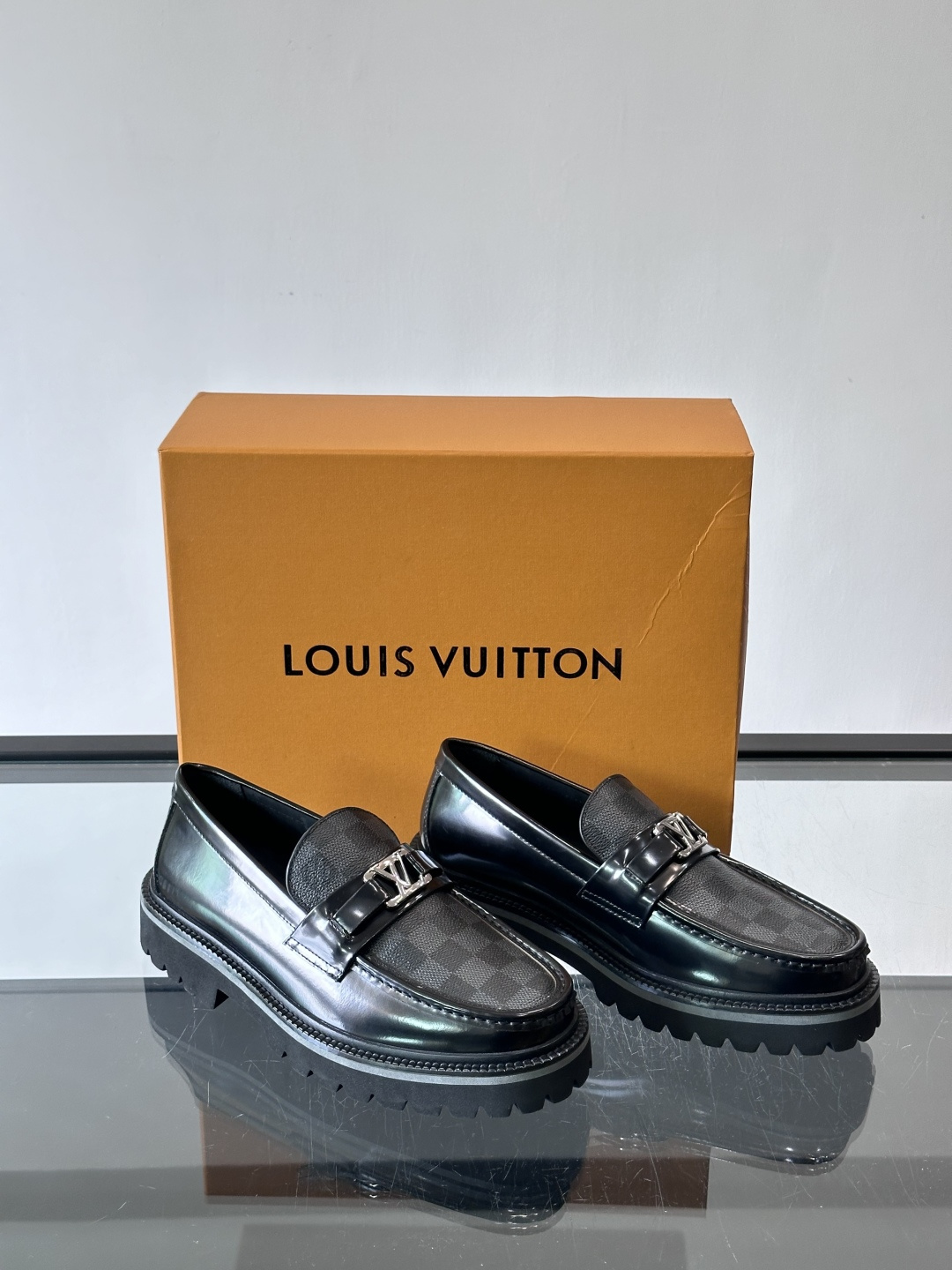 ✨LV Monogram乐福鞋，经典牛皮+压花图案，品牌辨识度超高！厚底橡胶设计，穿着舒适又耐磨，通勤休