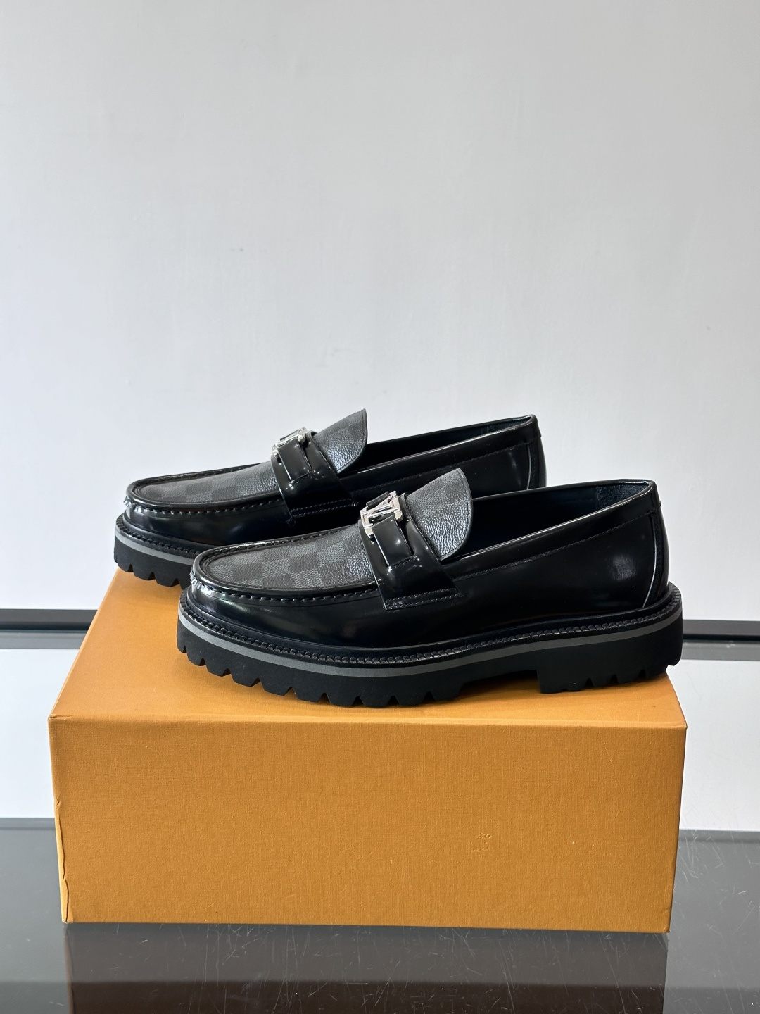 ✨LV Monogram乐福鞋，经典牛皮+压花图案，品牌辨识度超高！厚底橡胶设计，穿着舒适又耐磨，通勤休