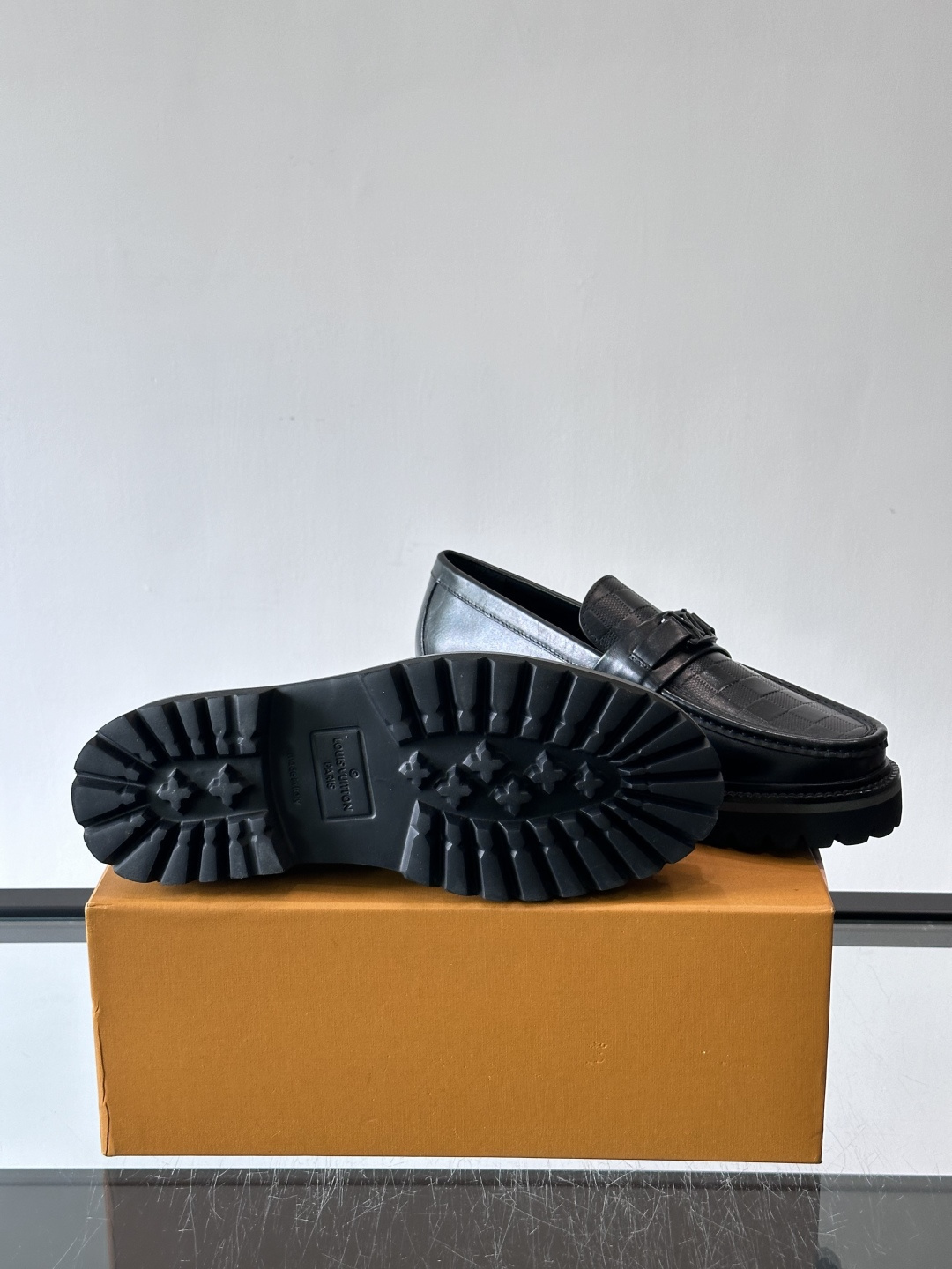 ✨LV Monogram乐福鞋，经典牛皮+压花图案，品牌辨识度超高！厚底橡胶设计，穿着舒适又耐磨，通勤休