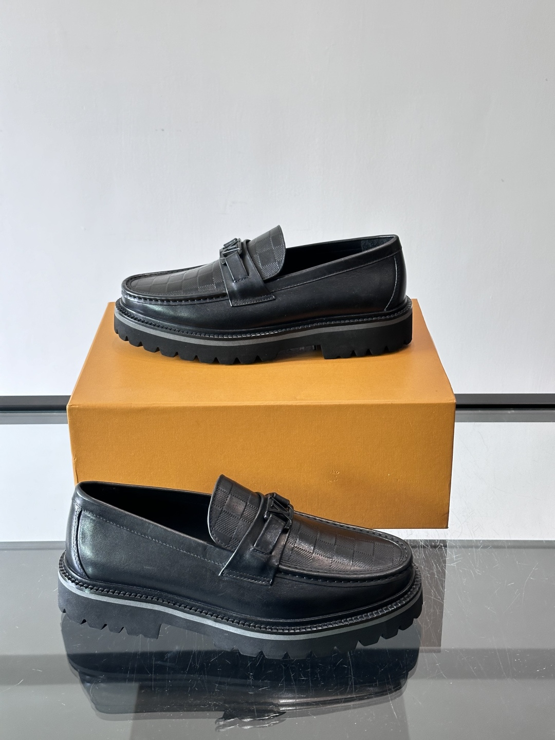 ✨LV Monogram乐福鞋，经典牛皮+压花图案，品牌辨识度超高！厚底橡胶设计，穿着舒适又耐磨，通勤休