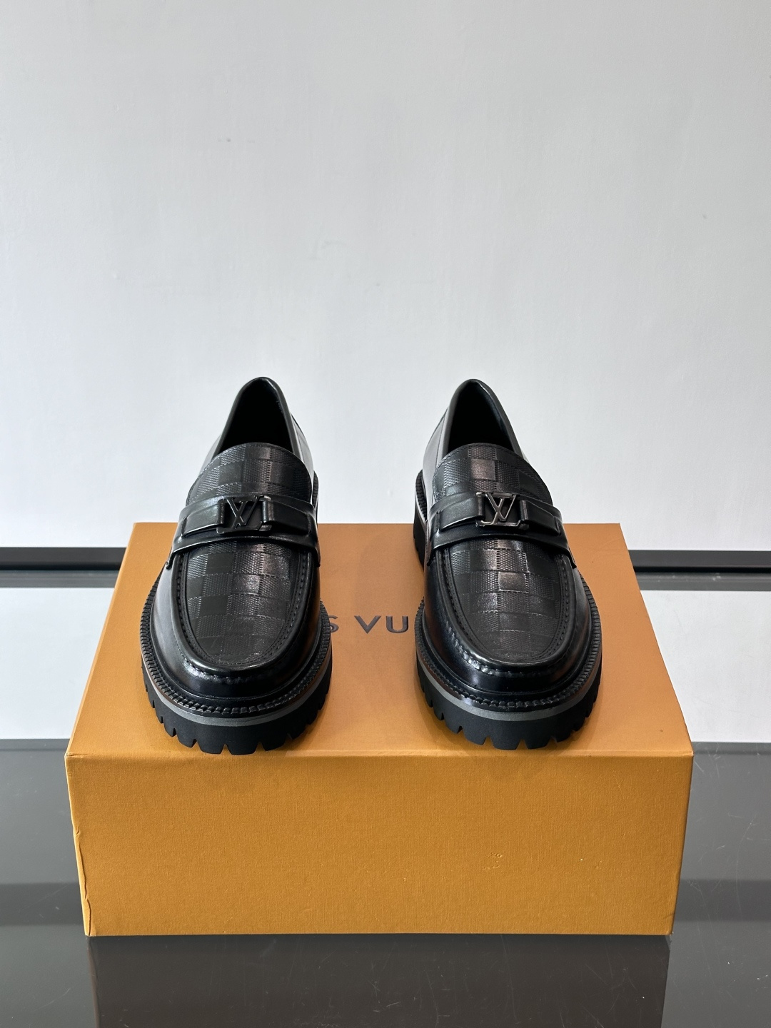 ✨LV Monogram乐福鞋，经典牛皮+压花图案，品牌辨识度超高！厚底橡胶设计，穿着舒适又耐磨，通勤休