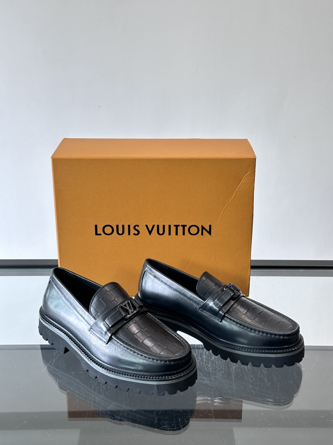 ✨LV Monogram乐福鞋，经典牛皮+压花图案，品牌辨识度超高！厚底橡胶设计，穿着舒适又耐磨，通勤休