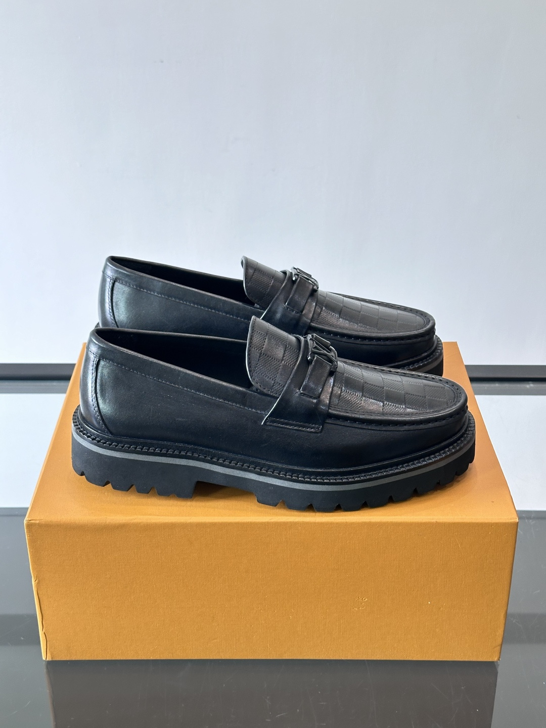 ✨LV Monogram乐福鞋，经典牛皮+压花图案，品牌辨识度超高！厚底橡胶设计，穿着舒适又耐磨，通勤休