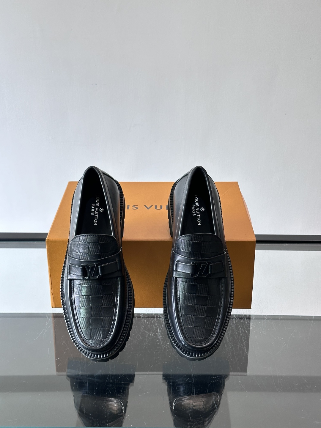 ✨LV Monogram乐福鞋，经典牛皮+压花图案，品牌辨识度超高！厚底橡胶设计，穿着舒适又耐磨，通勤休