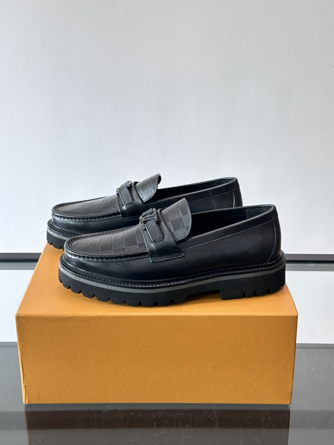 ✨LV Monogram乐福鞋，经典牛皮+压花图案，品牌辨识度超高！厚底橡胶设计，穿着舒适又耐磨，通勤休