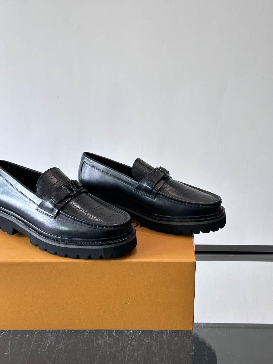 ✨LV Monogram乐福鞋，经典牛皮+压花图案，品牌辨识度超高！厚底橡胶设计，穿着舒适又耐磨，通勤休