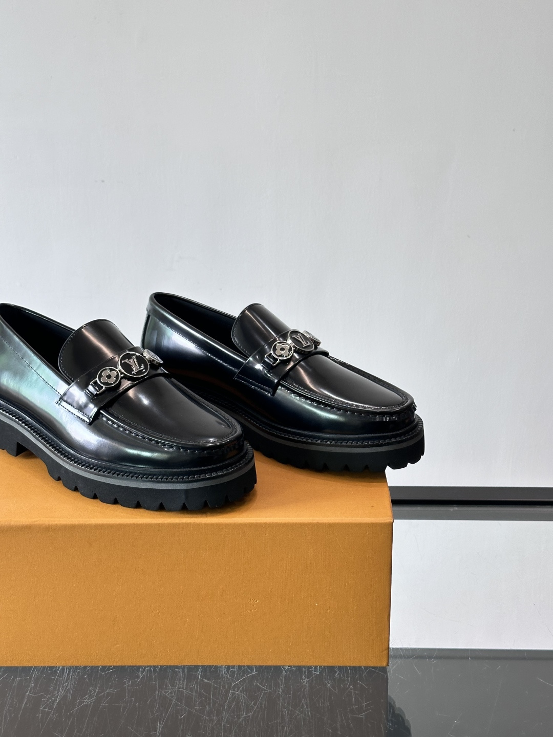 ✨LV Monogram乐福鞋，经典牛皮+压花图案，品牌辨识度超高！厚底橡胶设计，穿着舒适又耐磨，通勤休