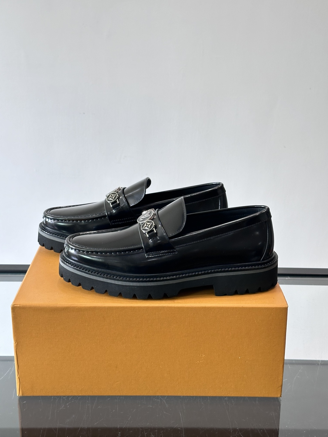 ✨LV Monogram乐福鞋，经典牛皮+压花图案，品牌辨识度超高！厚底橡胶设计，穿着舒适又耐磨，通勤休