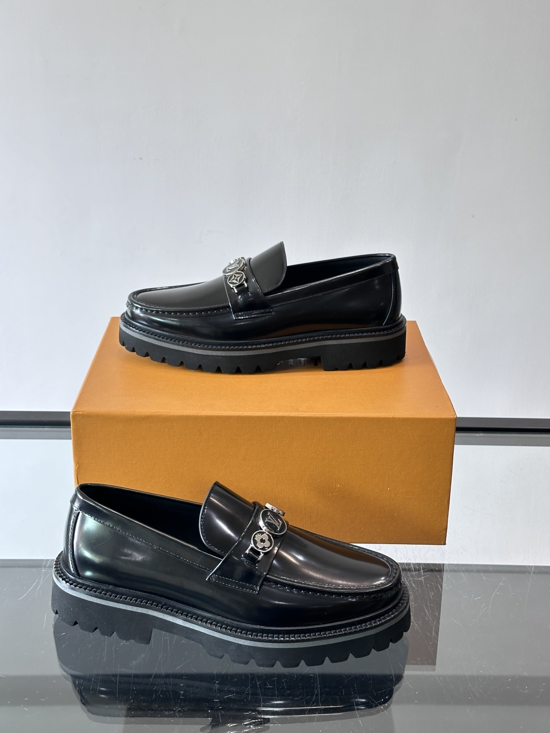 ✨LV Monogram乐福鞋，经典牛皮+压花图案，品牌辨识度超高！厚底橡胶设计，穿着舒适又耐磨，通勤休