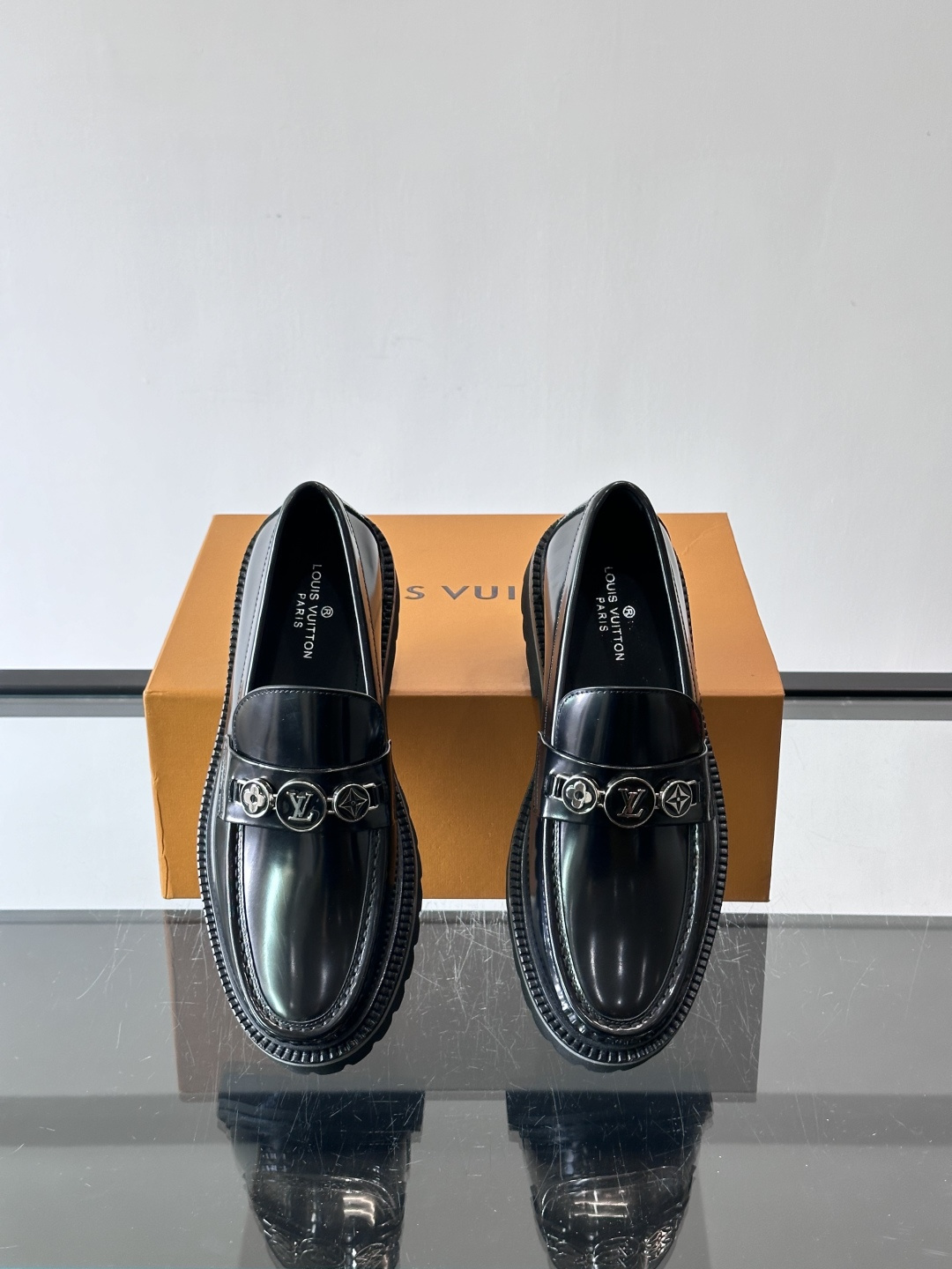 ✨LV Monogram乐福鞋，经典牛皮+压花图案，品牌辨识度超高！厚底橡胶设计，穿着舒适又耐磨，通勤休