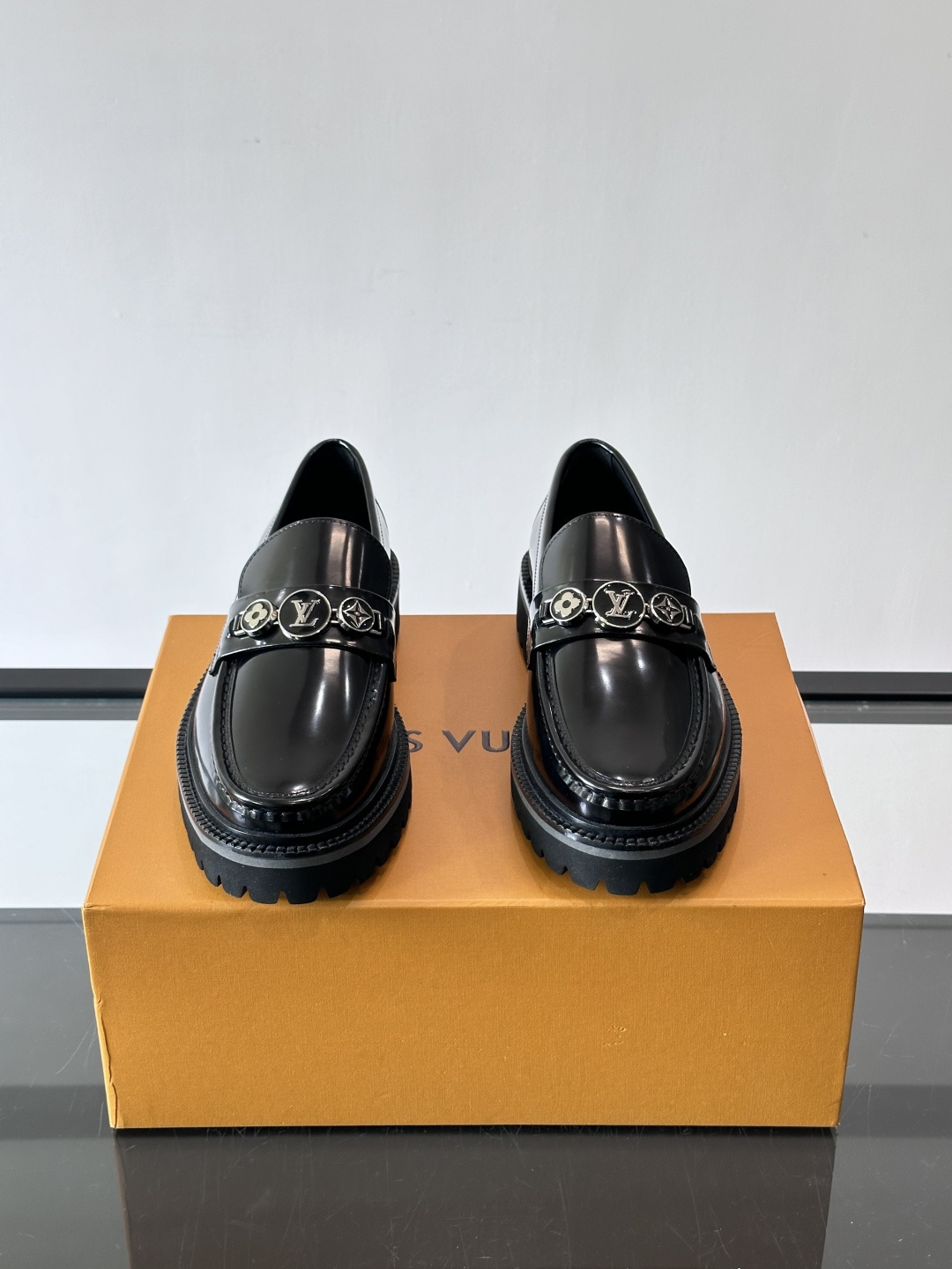 ✨LV Monogram乐福鞋，经典牛皮+压花图案，品牌辨识度超高！厚底橡胶设计，穿着舒适又耐磨，通勤休