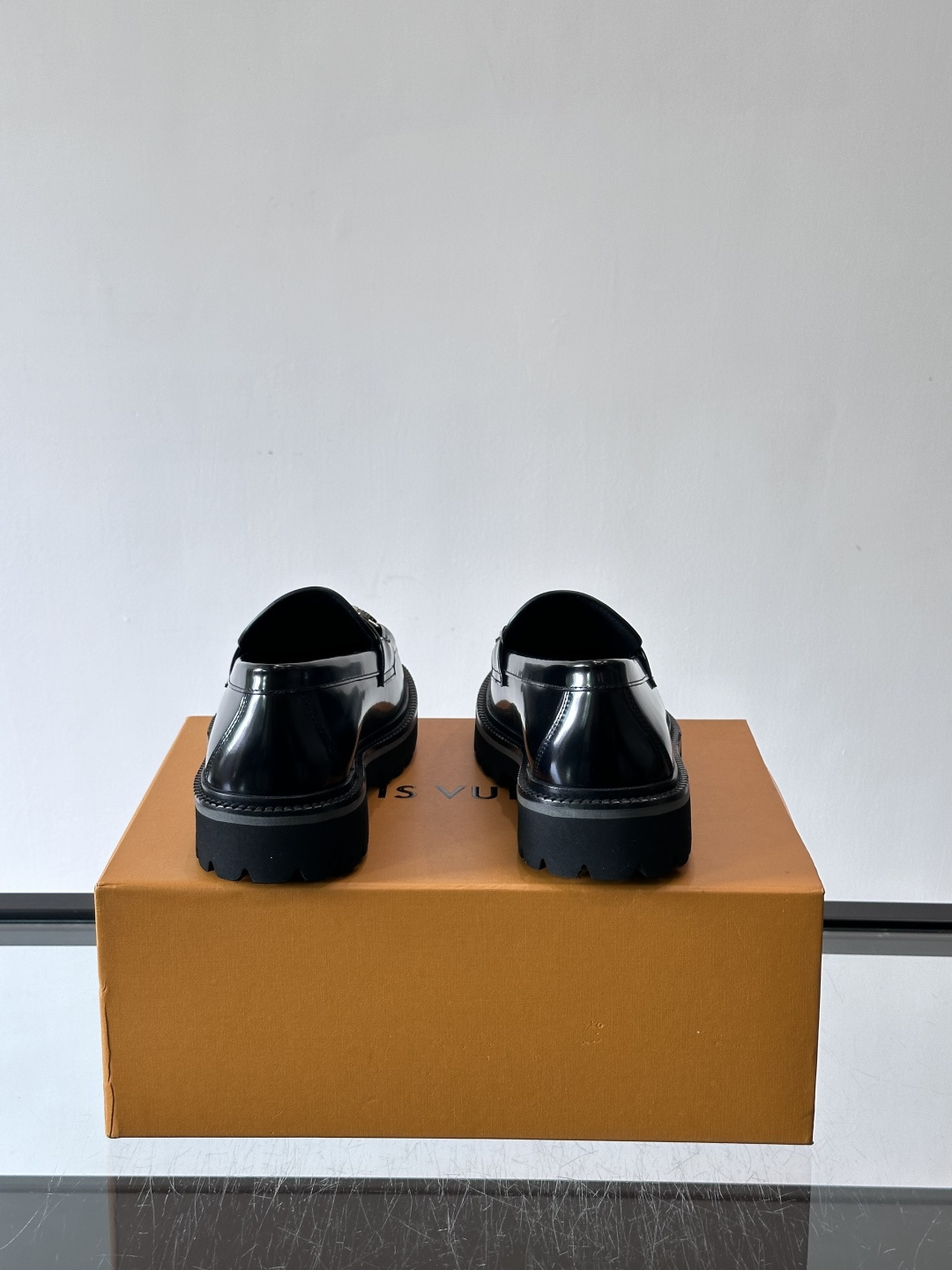 ✨LV Monogram乐福鞋，经典牛皮+压花图案，品牌辨识度超高！厚底橡胶设计，穿着舒适又耐磨，通勤休