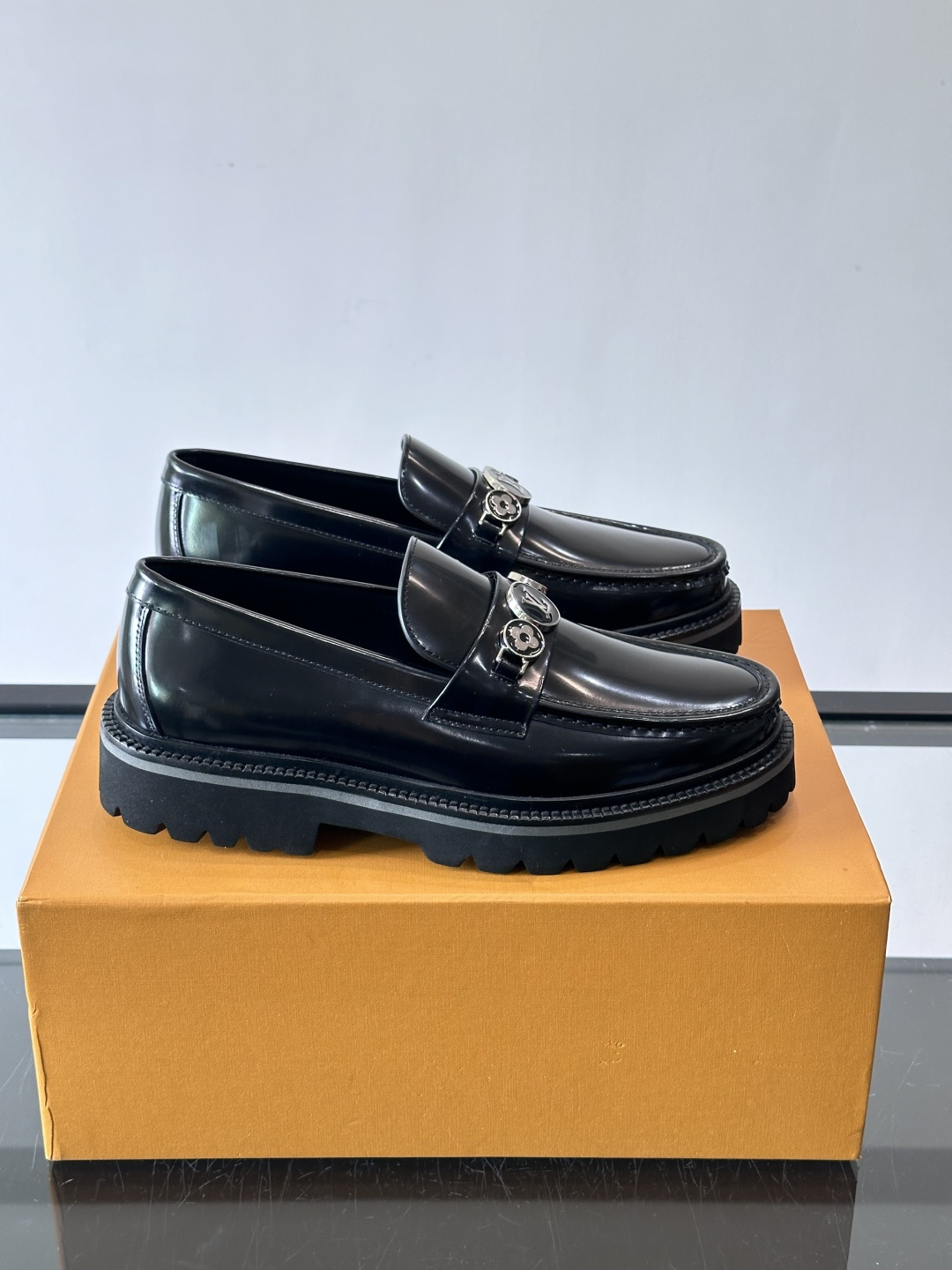 ✨LV Monogram乐福鞋，经典牛皮+压花图案，品牌辨识度超高！厚底橡胶设计，穿着舒适又耐磨，通勤休