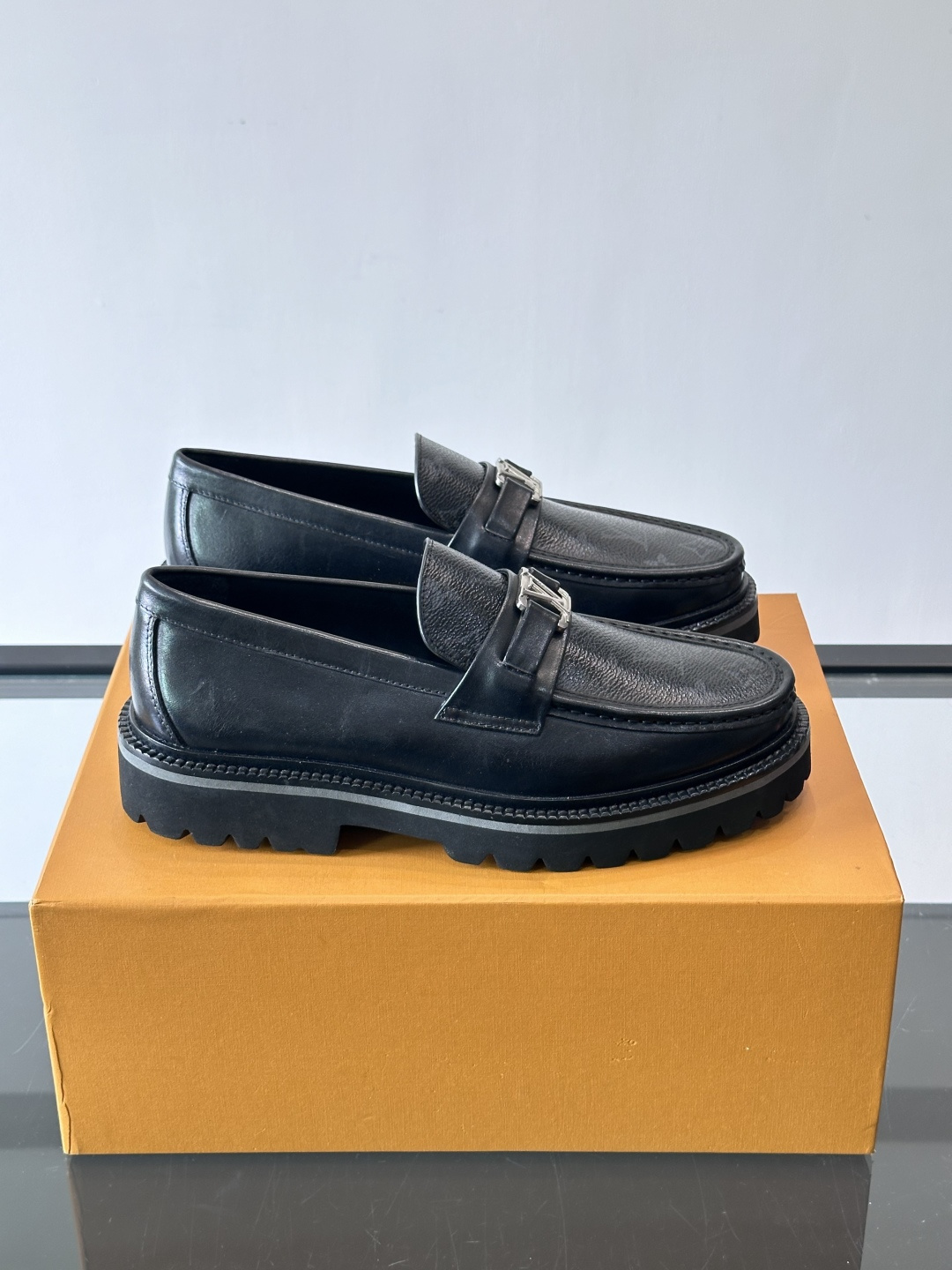 ✨LV Monogram乐福鞋，经典牛皮+压花图案，品牌辨识度超高！厚底橡胶设计，穿着舒适又耐磨，通勤休