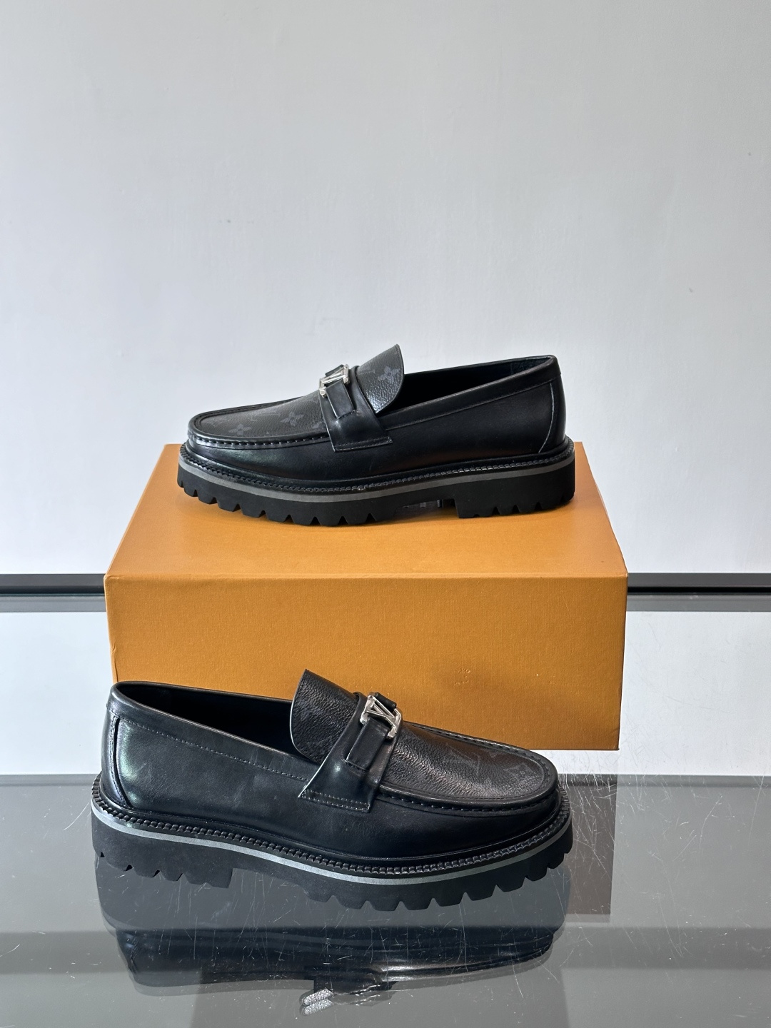 ✨LV Monogram乐福鞋，经典牛皮+压花图案，品牌辨识度超高！厚底橡胶设计，穿着舒适又耐磨，通勤休