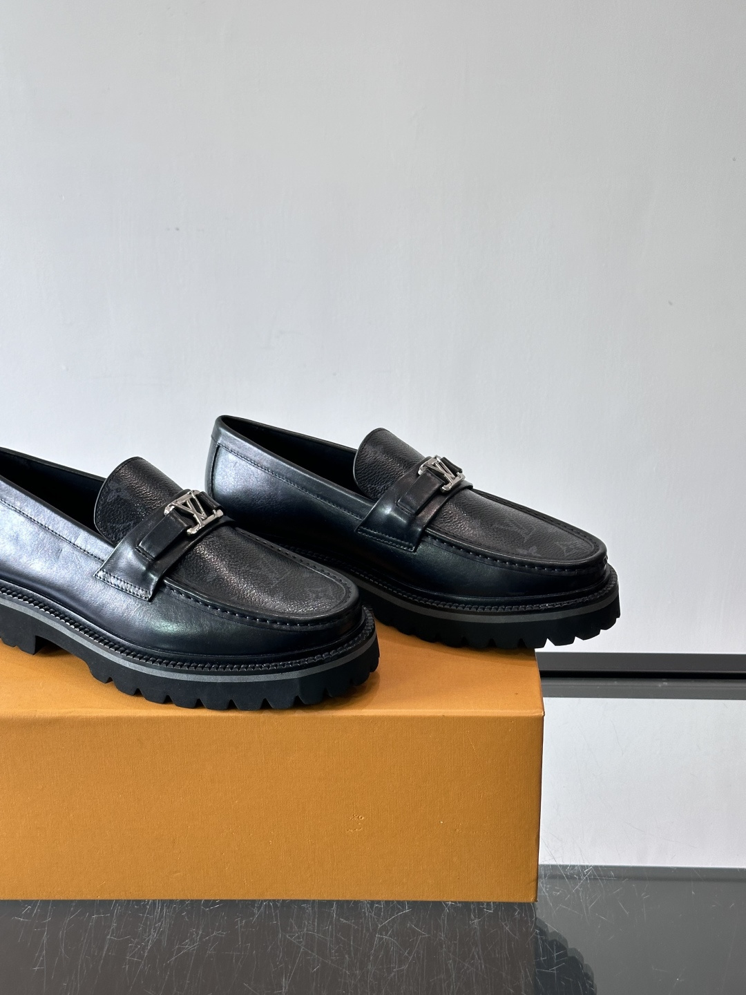 ✨LV Monogram乐福鞋，经典牛皮+压花图案，品牌辨识度超高！厚底橡胶设计，穿着舒适又耐磨，通勤休