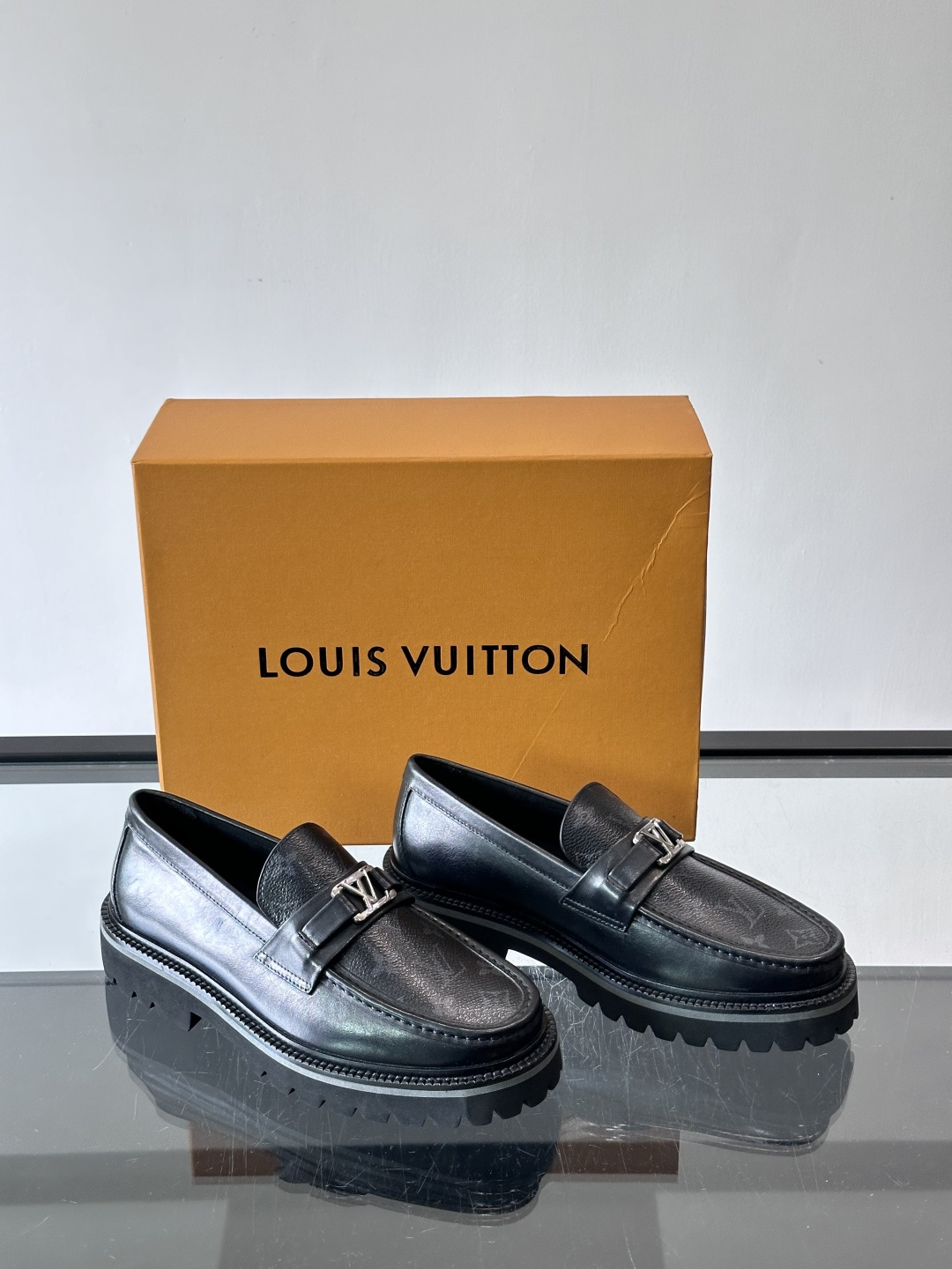 ✨LV Monogram乐福鞋，经典牛皮+压花图案，品牌辨识度超高！厚底橡胶设计，穿着舒适又耐磨，通勤休