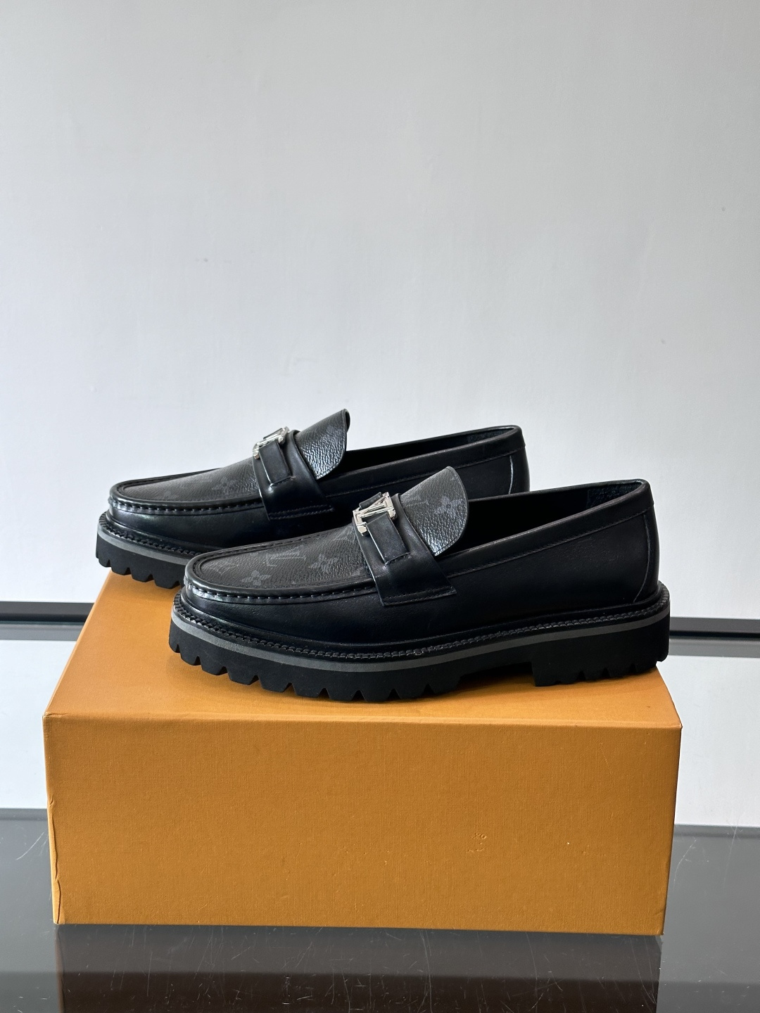 ✨LV Monogram乐福鞋，经典牛皮+压花图案，品牌辨识度超高！厚底橡胶设计，穿着舒适又耐磨，通勤休