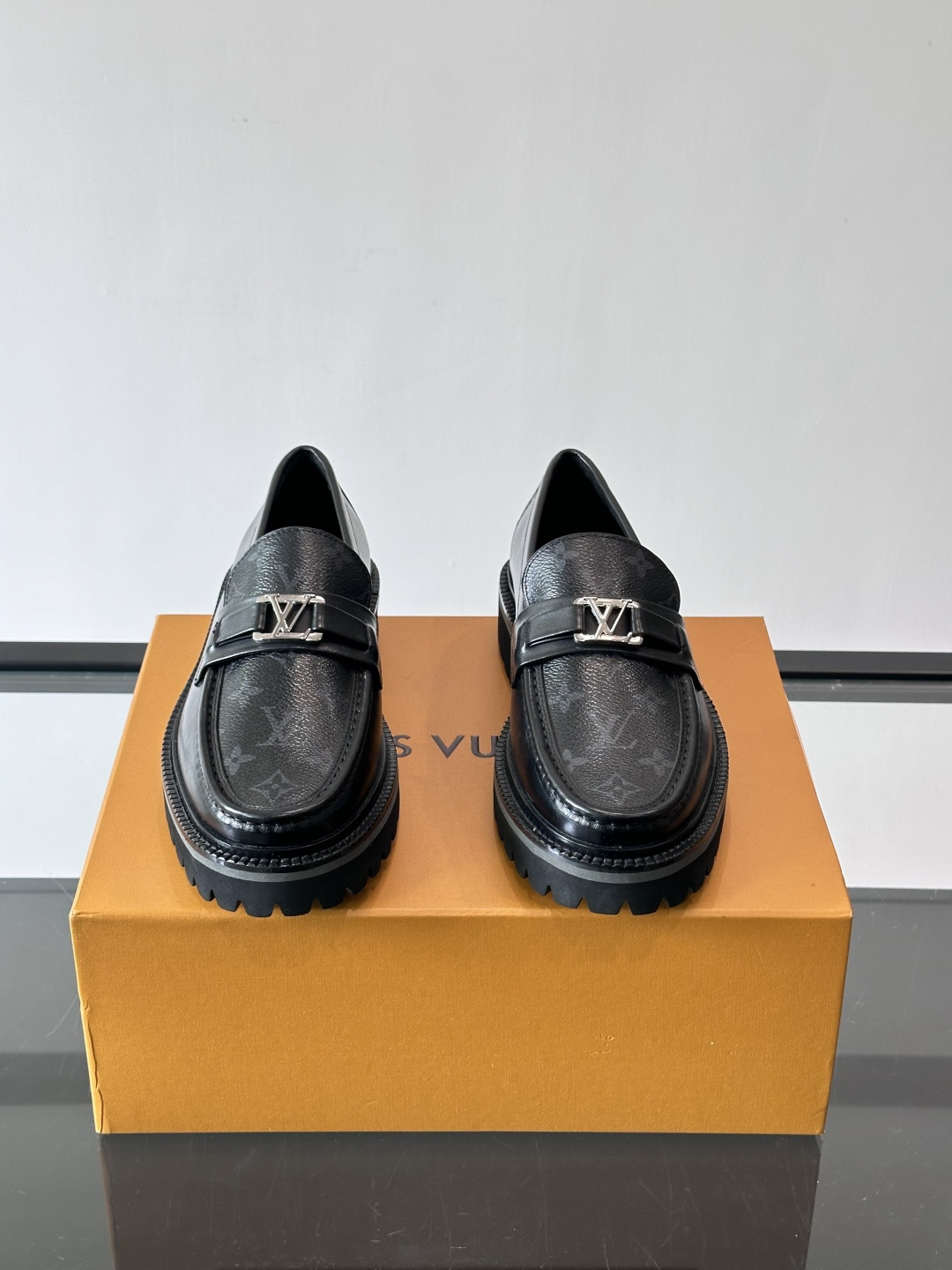 ✨LV Monogram乐福鞋，经典牛皮+压花图案，品牌辨识度超高！厚底橡胶设计，穿着舒适又耐磨，通勤休