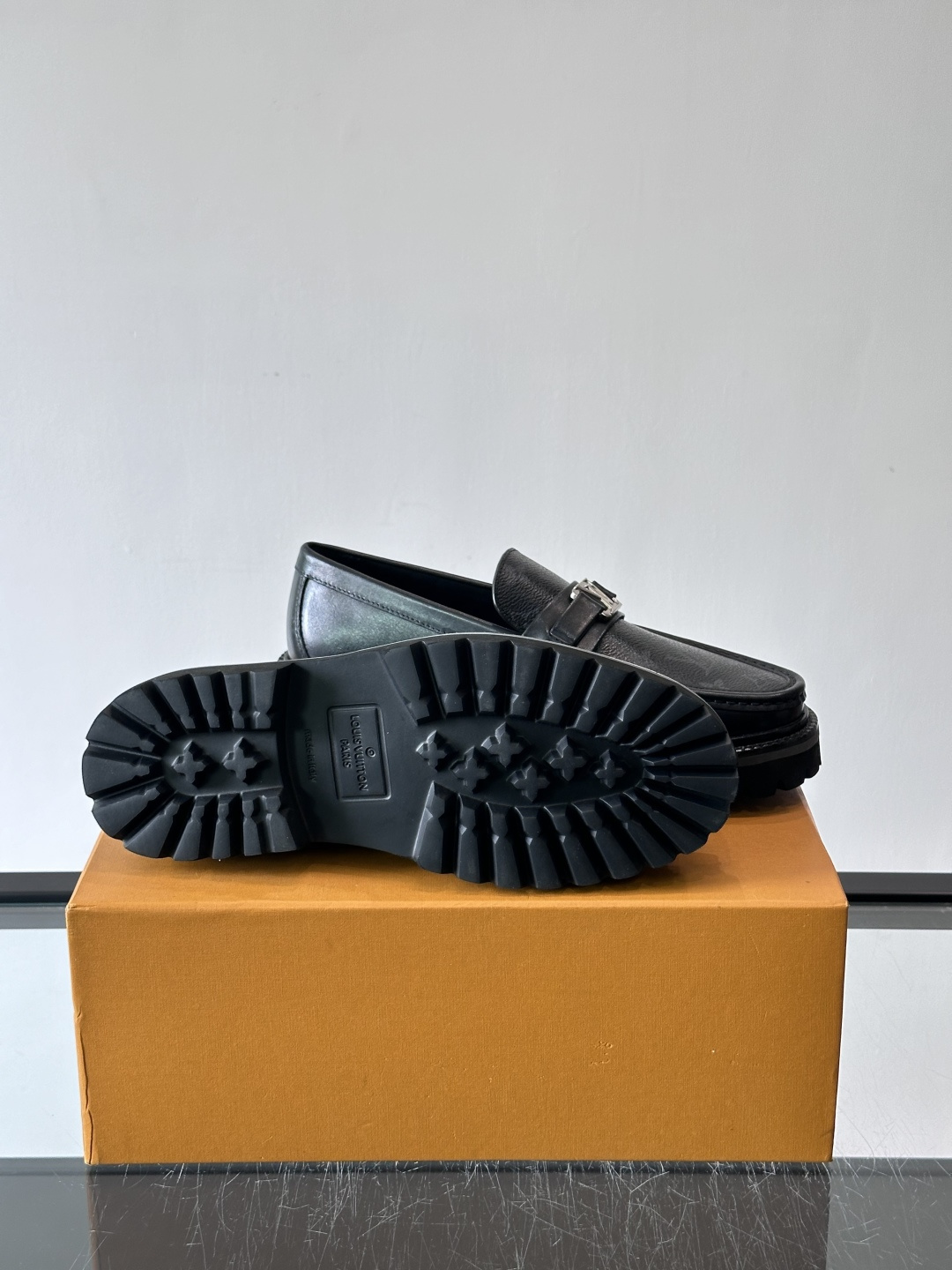 ✨LV Monogram乐福鞋，经典牛皮+压花图案，品牌辨识度超高！厚底橡胶设计，穿着舒适又耐磨，通勤休