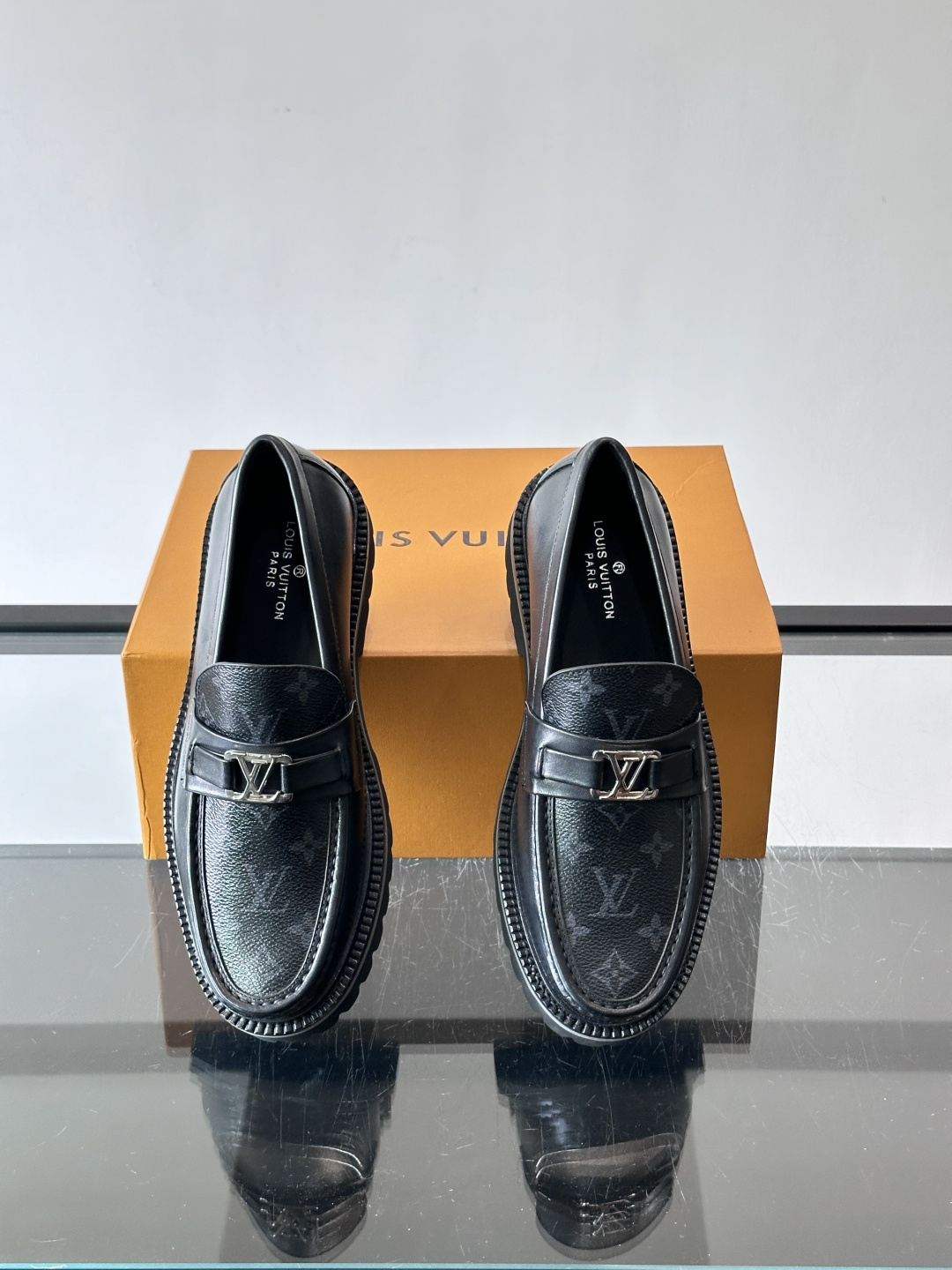 ✨LV Monogram乐福鞋，经典牛皮+压花图案，品牌辨识度超高！厚底橡胶设计，穿着舒适又耐磨，通勤休