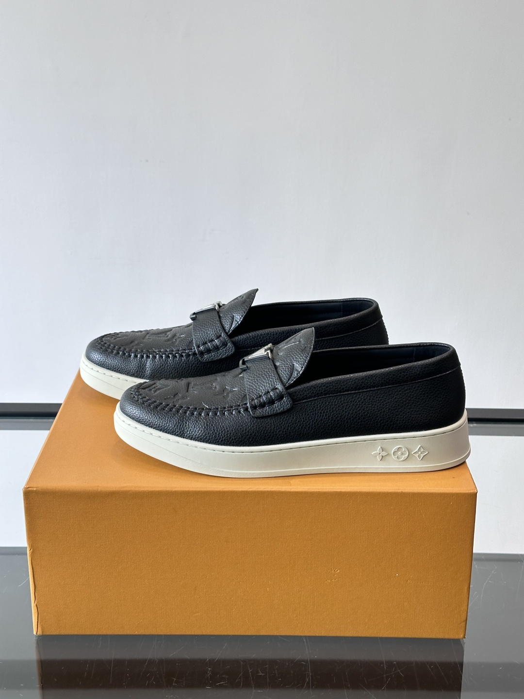 L.V Estate男士经典休闲乐福鞋，取材柔软牛仔面料➕牛皮革制成，营造休闲舒适体验。饰带点缀 LV 