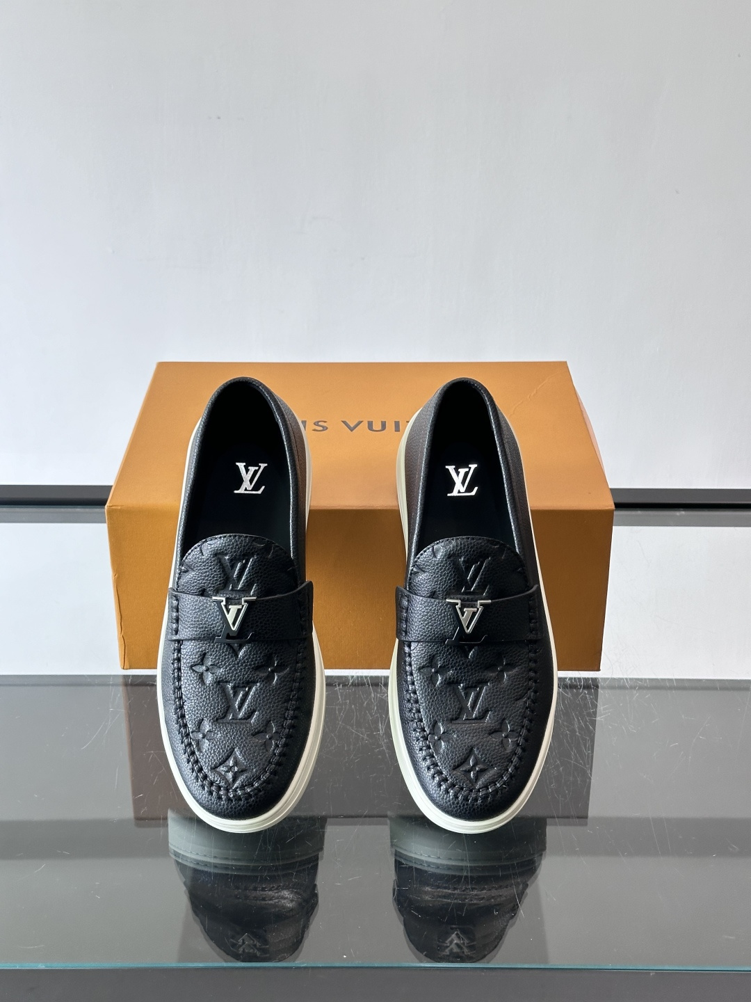 L.V Estate男士经典休闲乐福鞋，取材柔软牛仔面料➕牛皮革制成，营造休闲舒适体验。饰带点缀 LV 