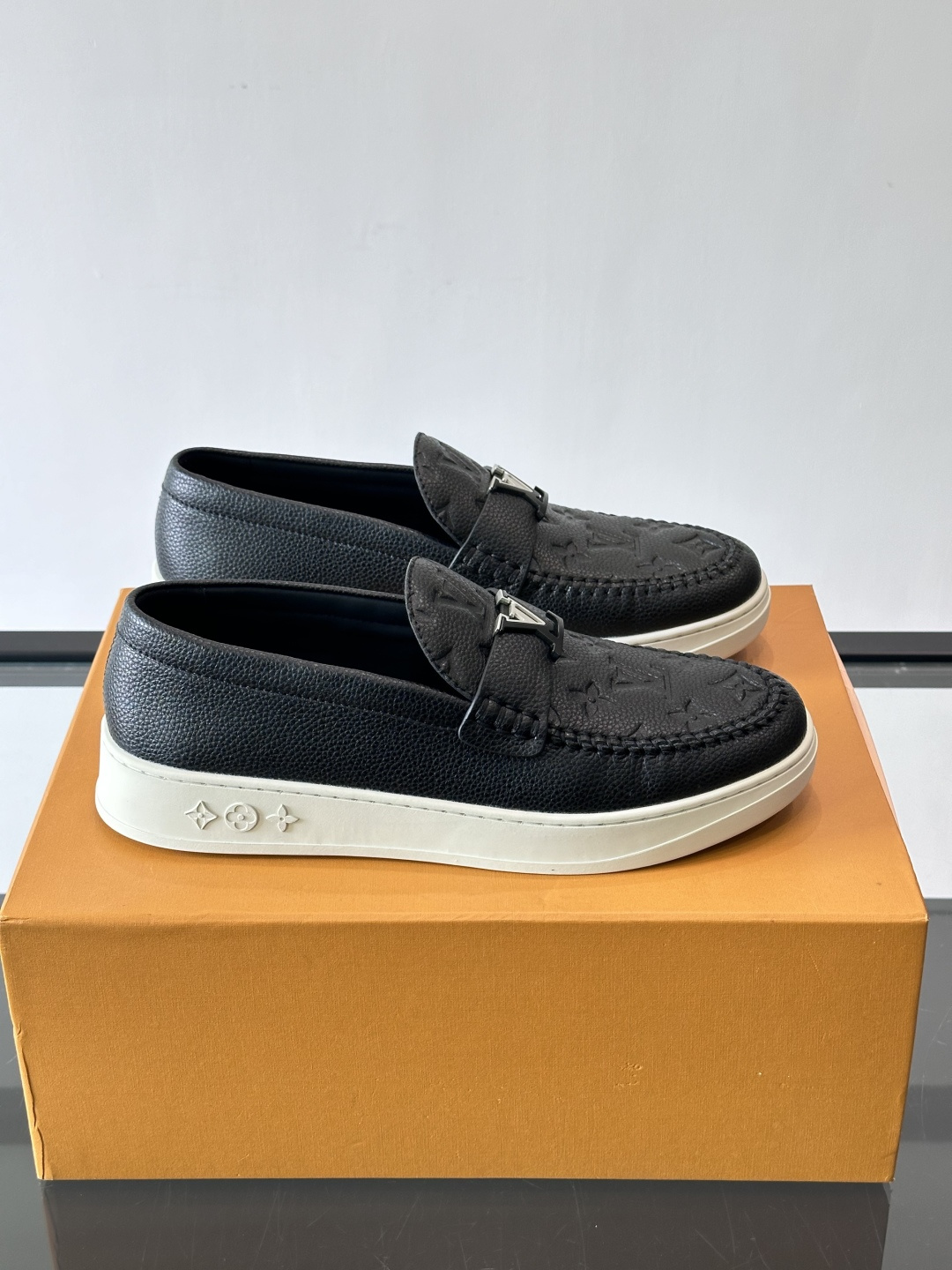 L.V Estate男士经典休闲乐福鞋，取材柔软牛仔面料➕牛皮革制成，营造休闲舒适体验。饰带点缀 LV 