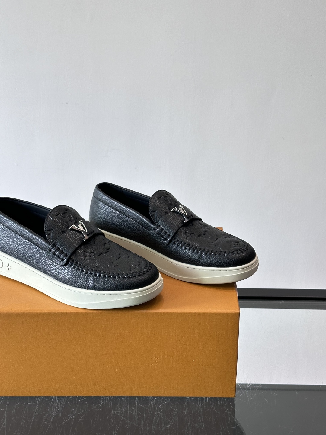 L.V Estate男士经典休闲乐福鞋，取材柔软牛仔面料➕牛皮革制成，营造休闲舒适体验。饰带点缀 LV 