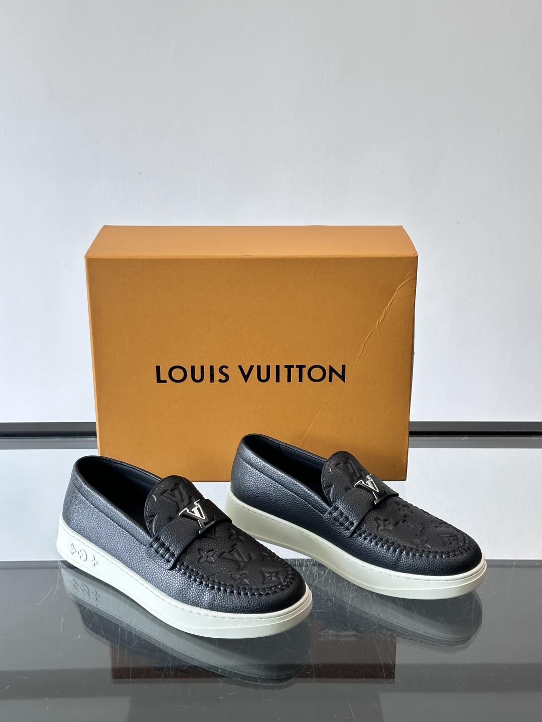 L.V Estate男士经典休闲乐福鞋，取材柔软牛仔面料➕牛皮革制成，营造休闲舒适体验。饰带点缀 LV 