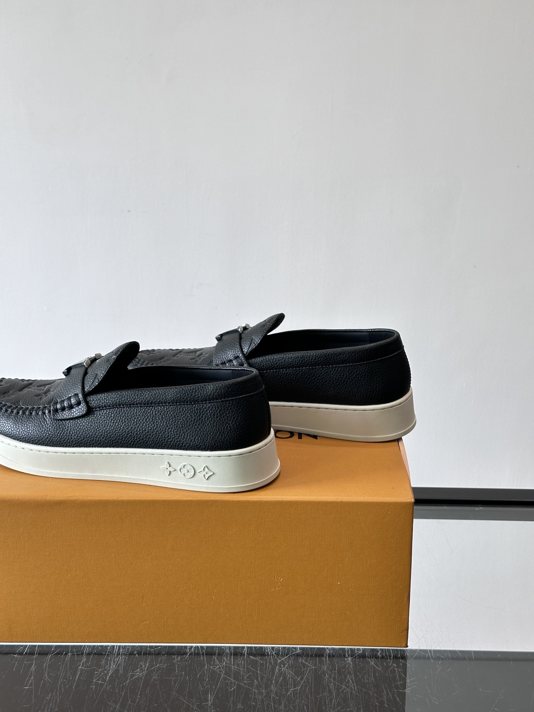 L.V Estate男士经典休闲乐福鞋，取材柔软牛仔面料➕牛皮革制成，营造休闲舒适体验。饰带点缀 LV 