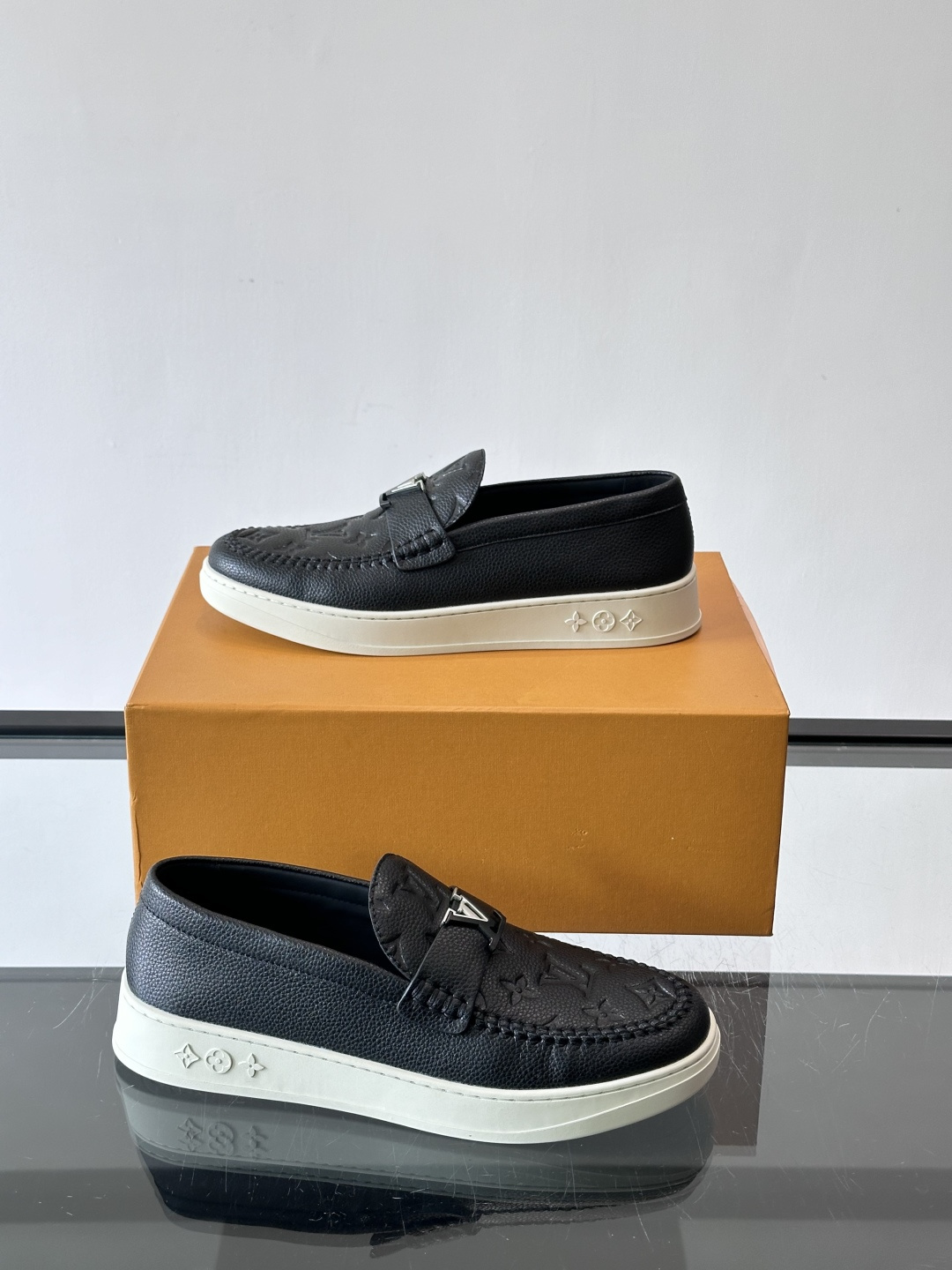 L.V Estate男士经典休闲乐福鞋，取材柔软牛仔面料➕牛皮革制成，营造休闲舒适体验。饰带点缀 LV 