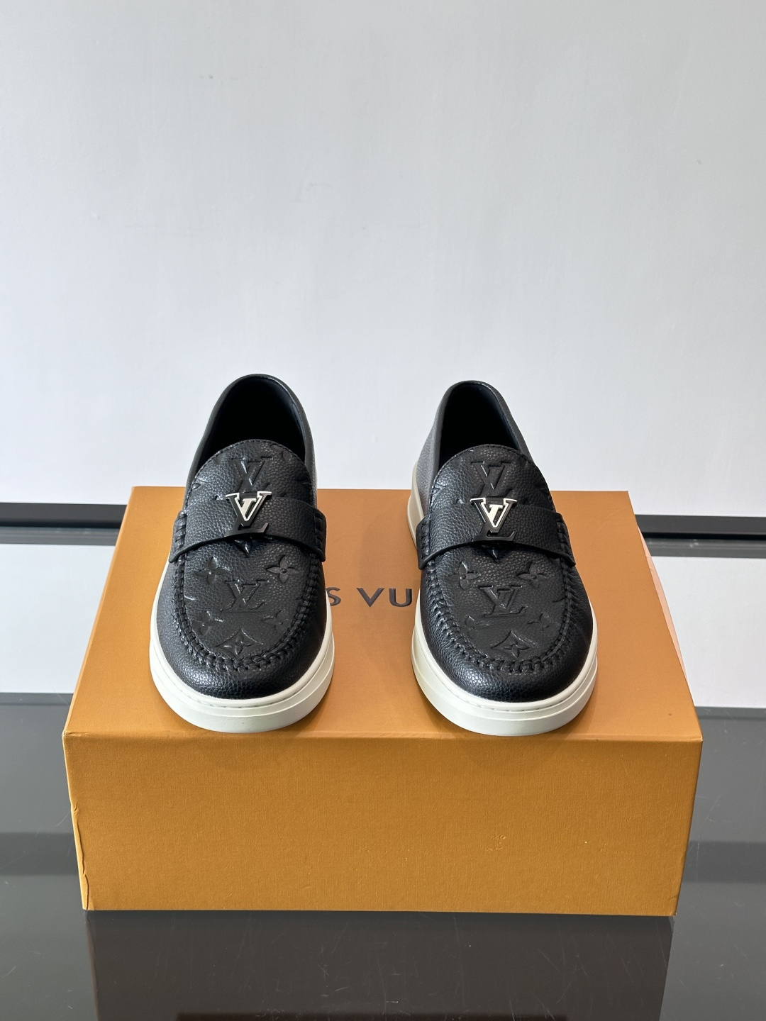 L.V Estate男士经典休闲乐福鞋，取材柔软牛仔面料➕牛皮革制成，营造休闲舒适体验。饰带点缀 LV 