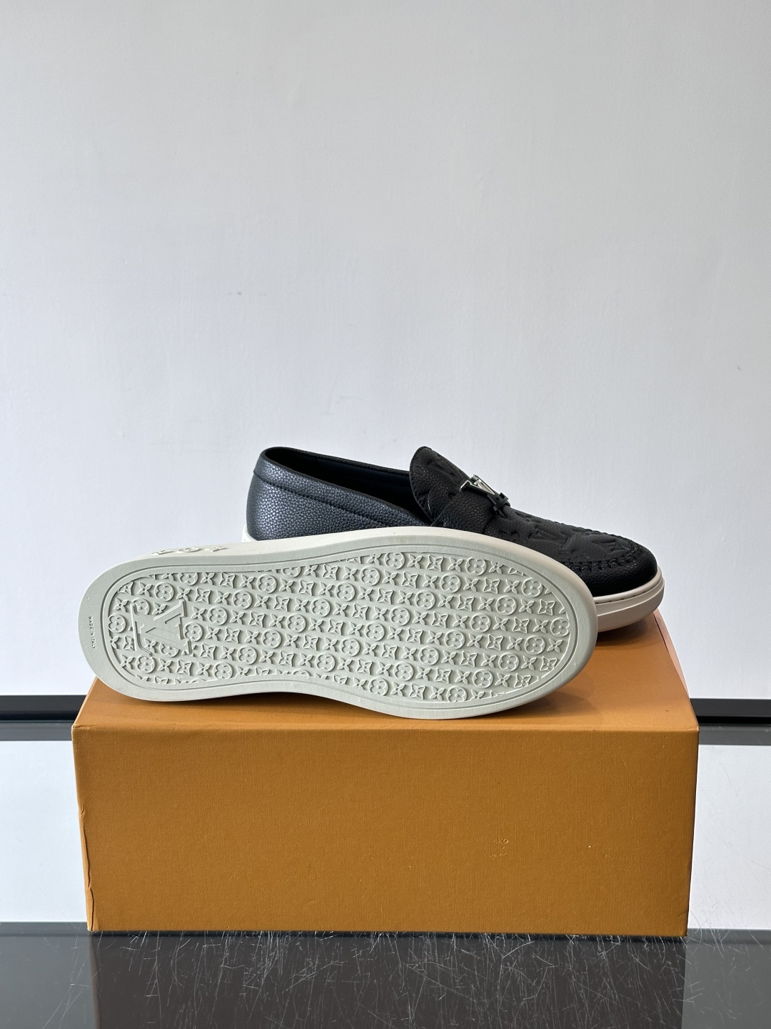 L.V Estate男士经典休闲乐福鞋，取材柔软牛仔面料➕牛皮革制成，营造休闲舒适体验。饰带点缀 LV 