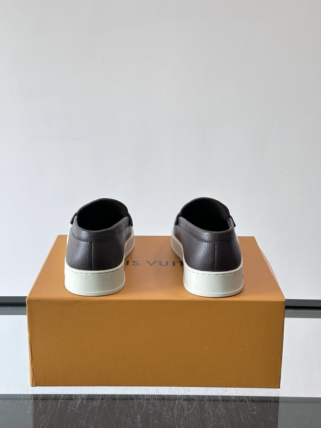 L.V Estate男士经典休闲乐福鞋，取材柔软牛仔面料➕牛皮革制成，营造休闲舒适体验。饰带点缀 LV 