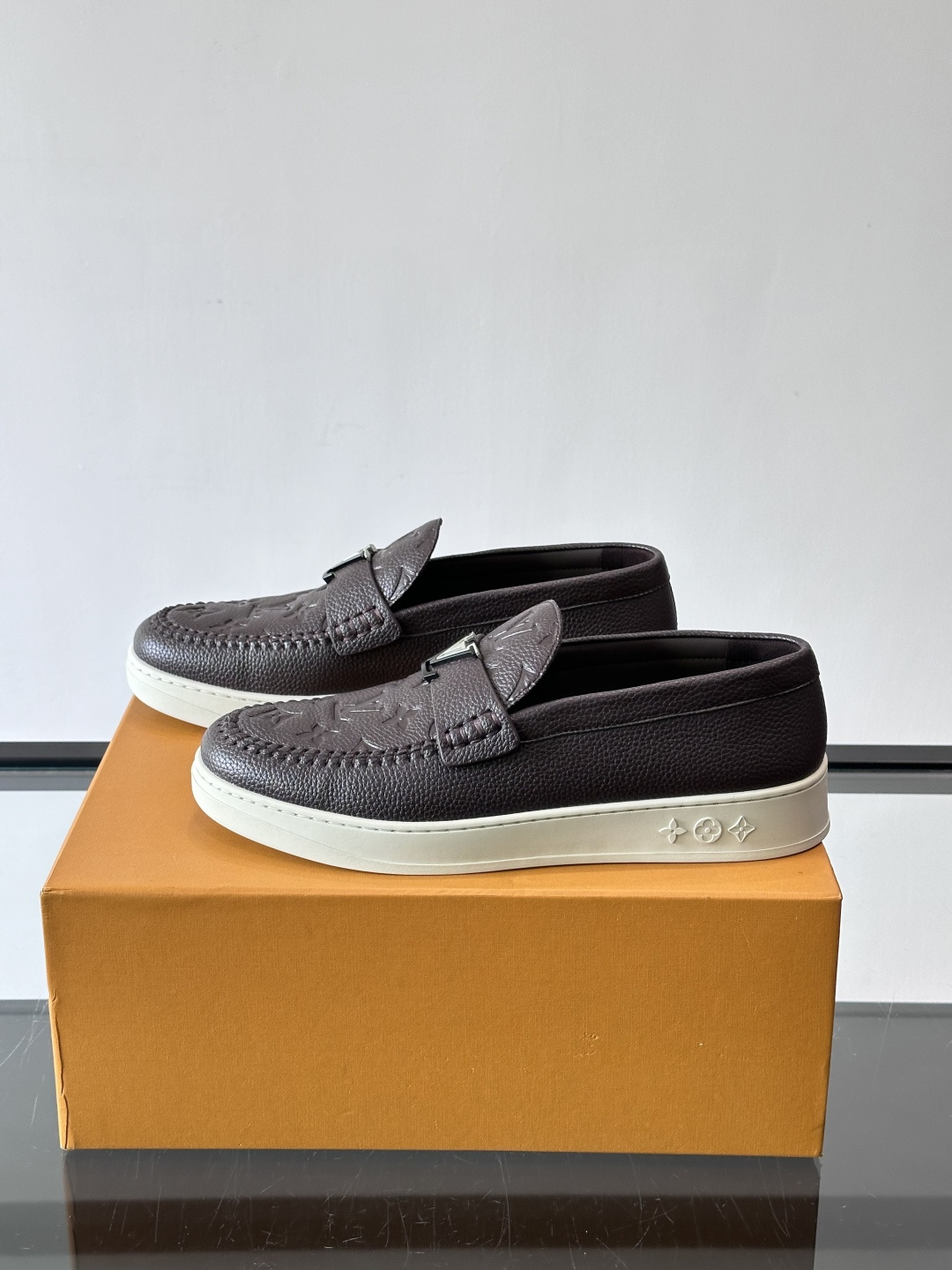 L.V Estate男士经典休闲乐福鞋，取材柔软牛仔面料➕牛皮革制成，营造休闲舒适体验。饰带点缀 LV 