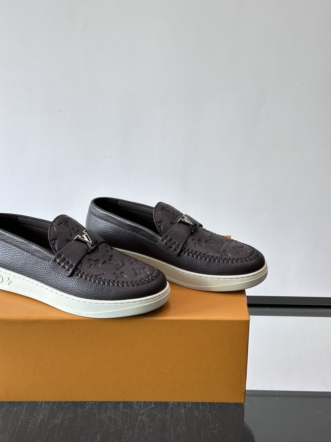 L.V Estate男士经典休闲乐福鞋，取材柔软牛仔面料➕牛皮革制成，营造休闲舒适体验。饰带点缀 LV 