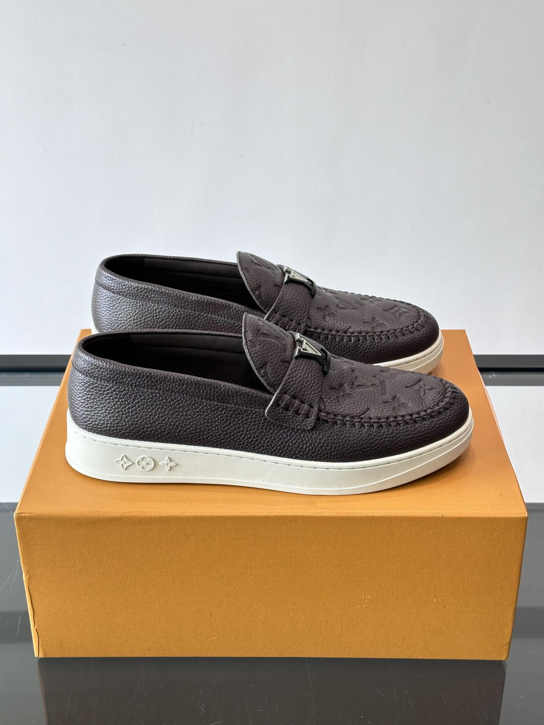 L.V Estate男士经典休闲乐福鞋，取材柔软牛仔面料➕牛皮革制成，营造休闲舒适体验。饰带点缀 LV 