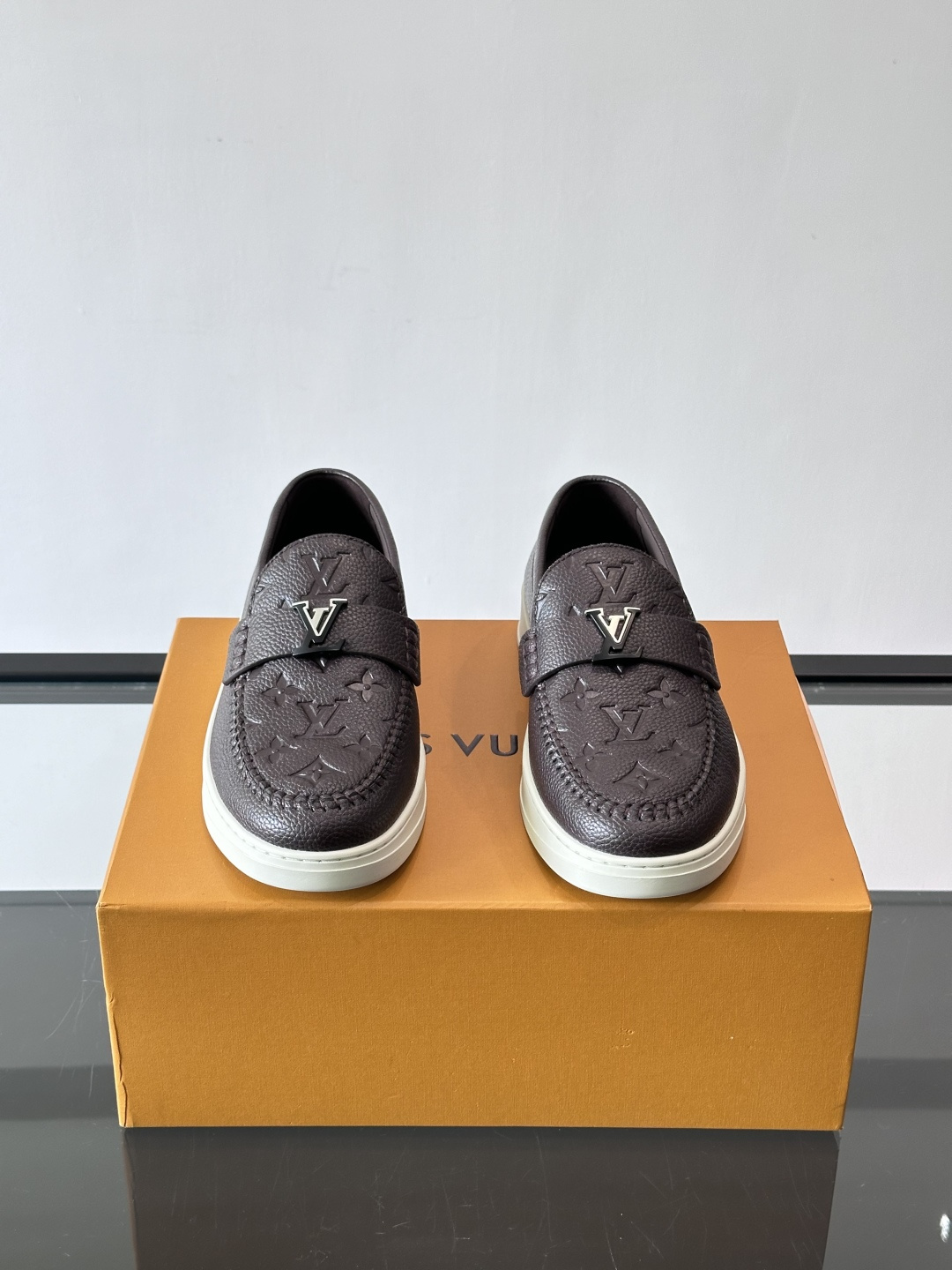 L.V Estate男士经典休闲乐福鞋，取材柔软牛仔面料➕牛皮革制成，营造休闲舒适体验。饰带点缀 LV 