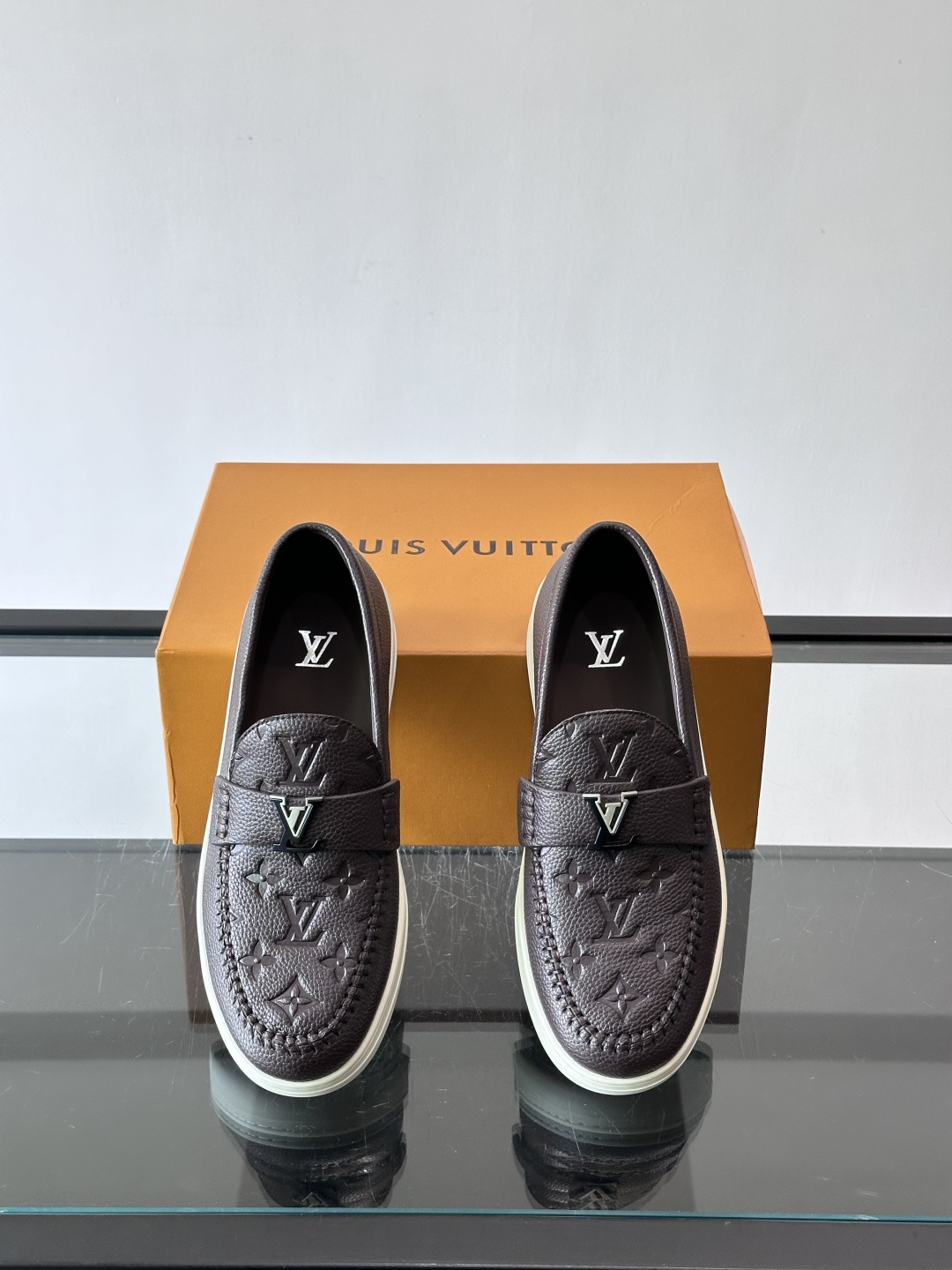 L.V Estate男士经典休闲乐福鞋，取材柔软牛仔面料➕牛皮革制成，营造休闲舒适体验。饰带点缀 LV 