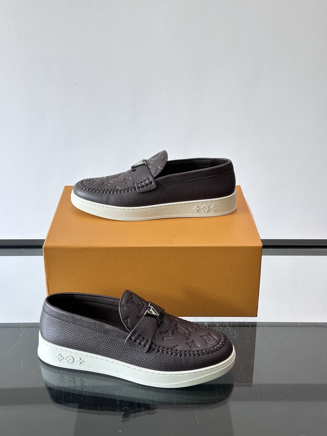 L.V Estate男士经典休闲乐福鞋，取材柔软牛仔面料➕牛皮革制成，营造休闲舒适体验。饰带点缀 LV 