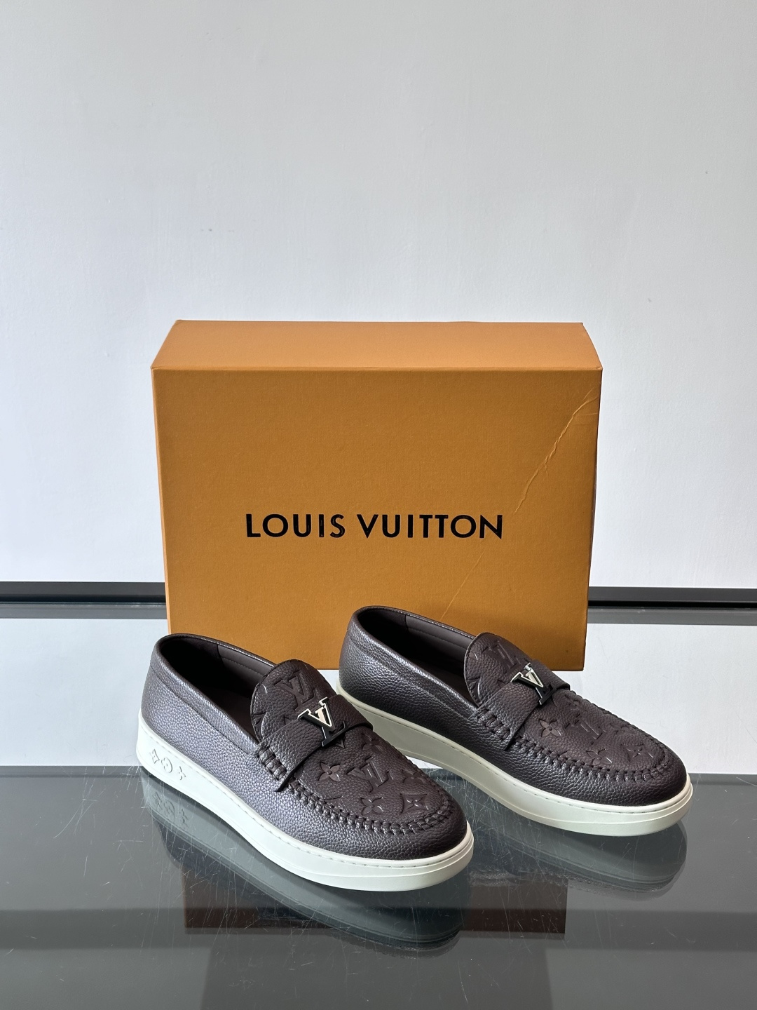 L.V Estate男士经典休闲乐福鞋，取材柔软牛仔面料➕牛皮革制成，营造休闲舒适体验。饰带点缀 LV 